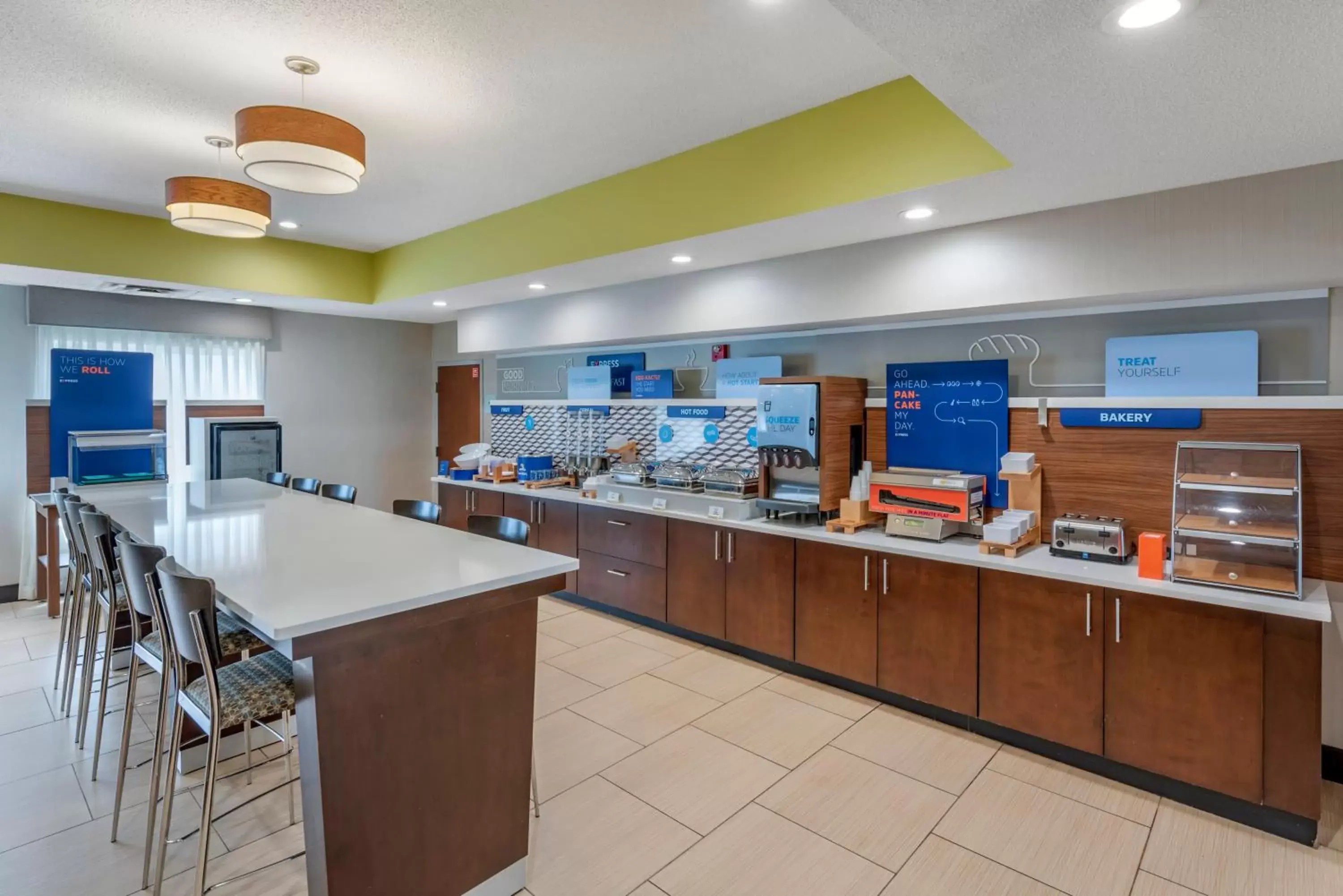 Breakfast, Restaurant/Places to Eat in Holiday Inn Express Hotel & Suites Cincinnati-Blue Ash, an IHG Hotel