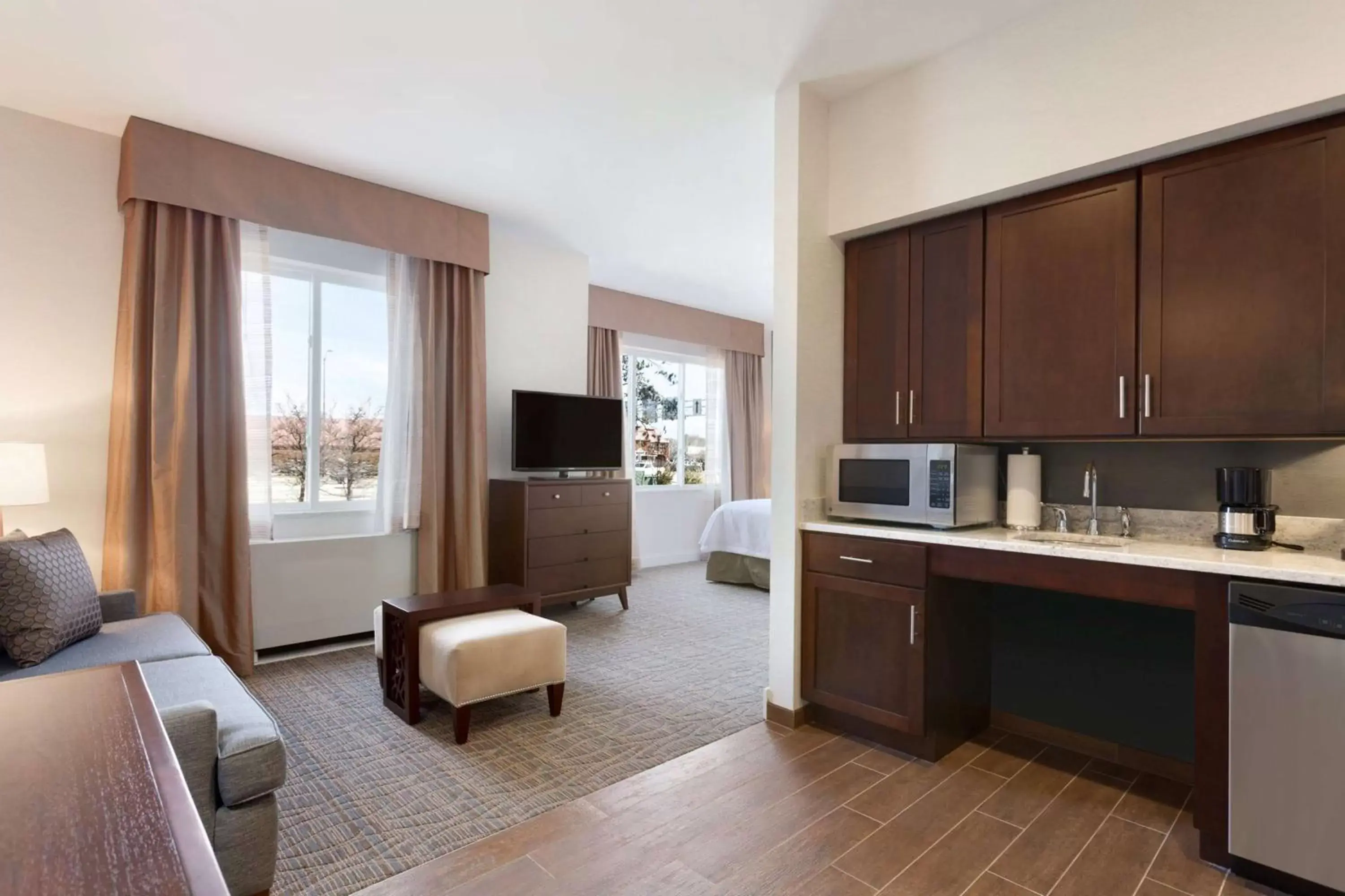 Living room, Kitchen/Kitchenette in Homewood Suites by Hilton Burlington