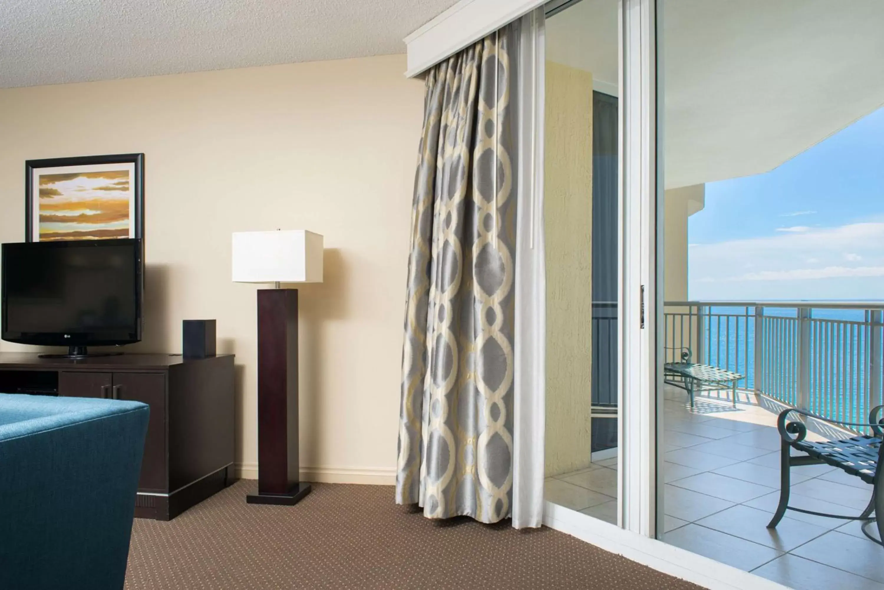 Bed, TV/Entertainment Center in DoubleTree by Hilton Ocean Point Resort - North Miami Beach