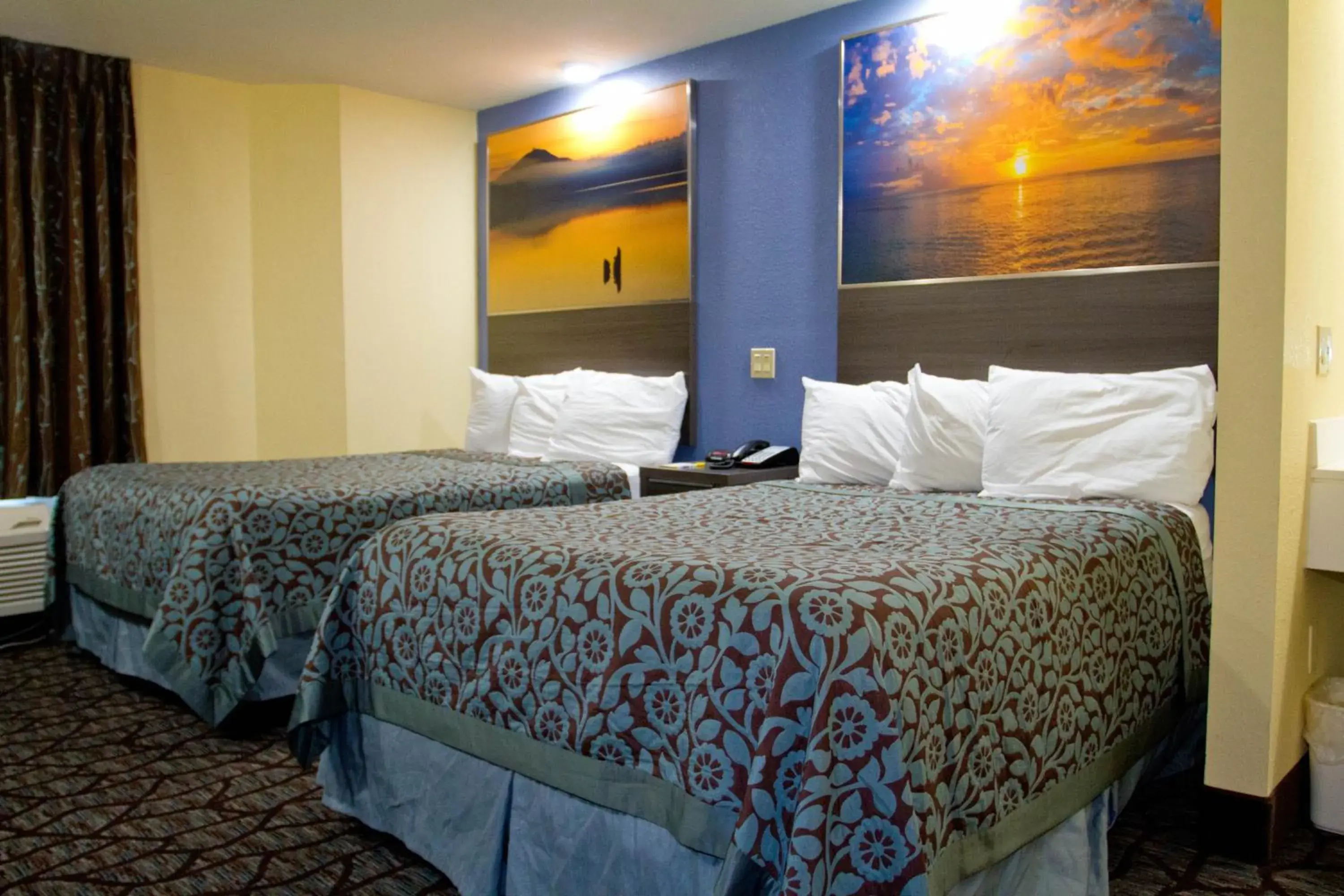 Photo of the whole room, Bed in Days Inn by Wyndham Blue Springs