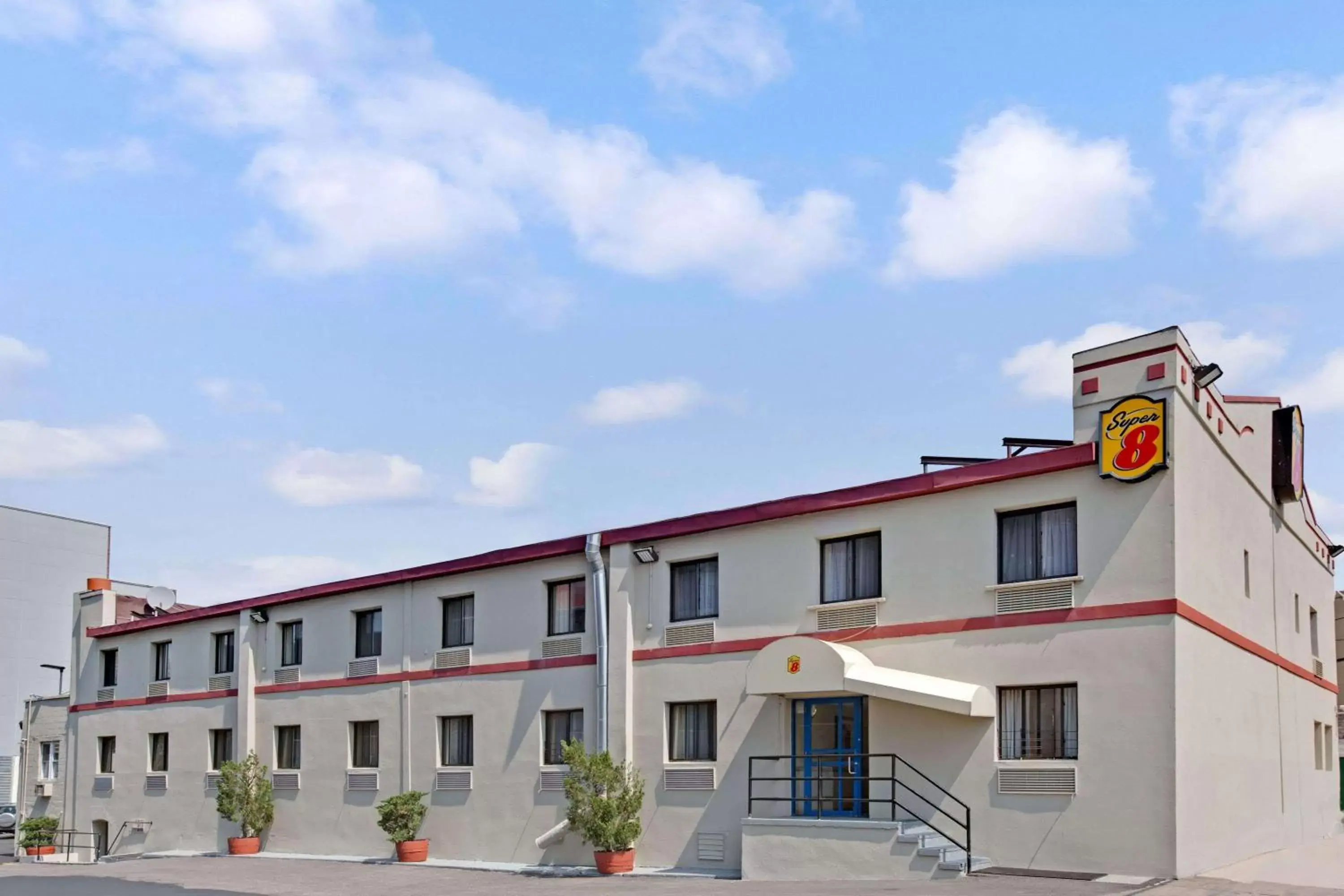 Property building in Super 8 by Wyndham Long Island City LGA Hotel Property building in Super 8 by Wyndham Long Island City LGA Hotel