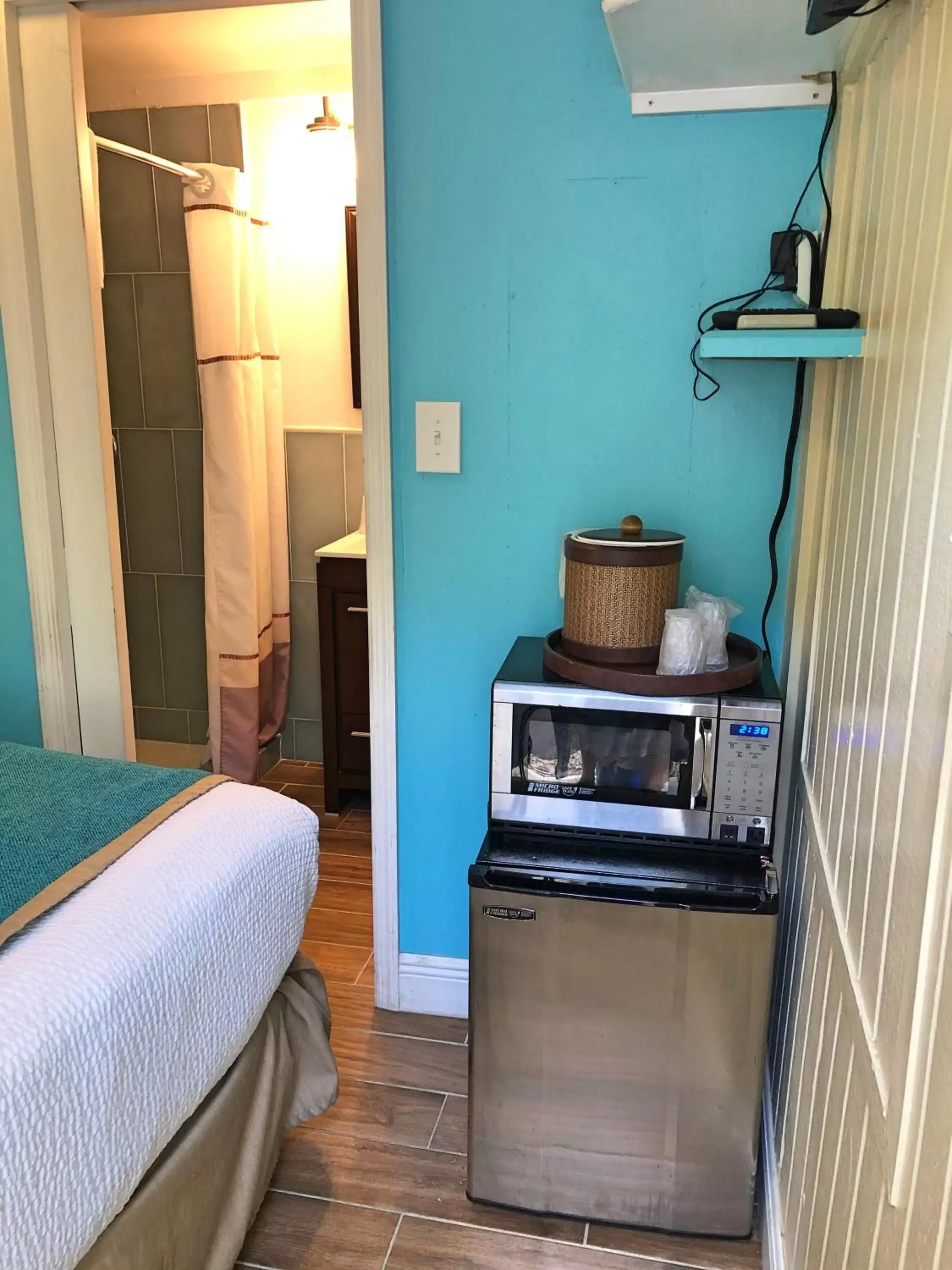 Coffee/tea facilities, Kitchen/Kitchenette in The Pelican Key Largo Cottages