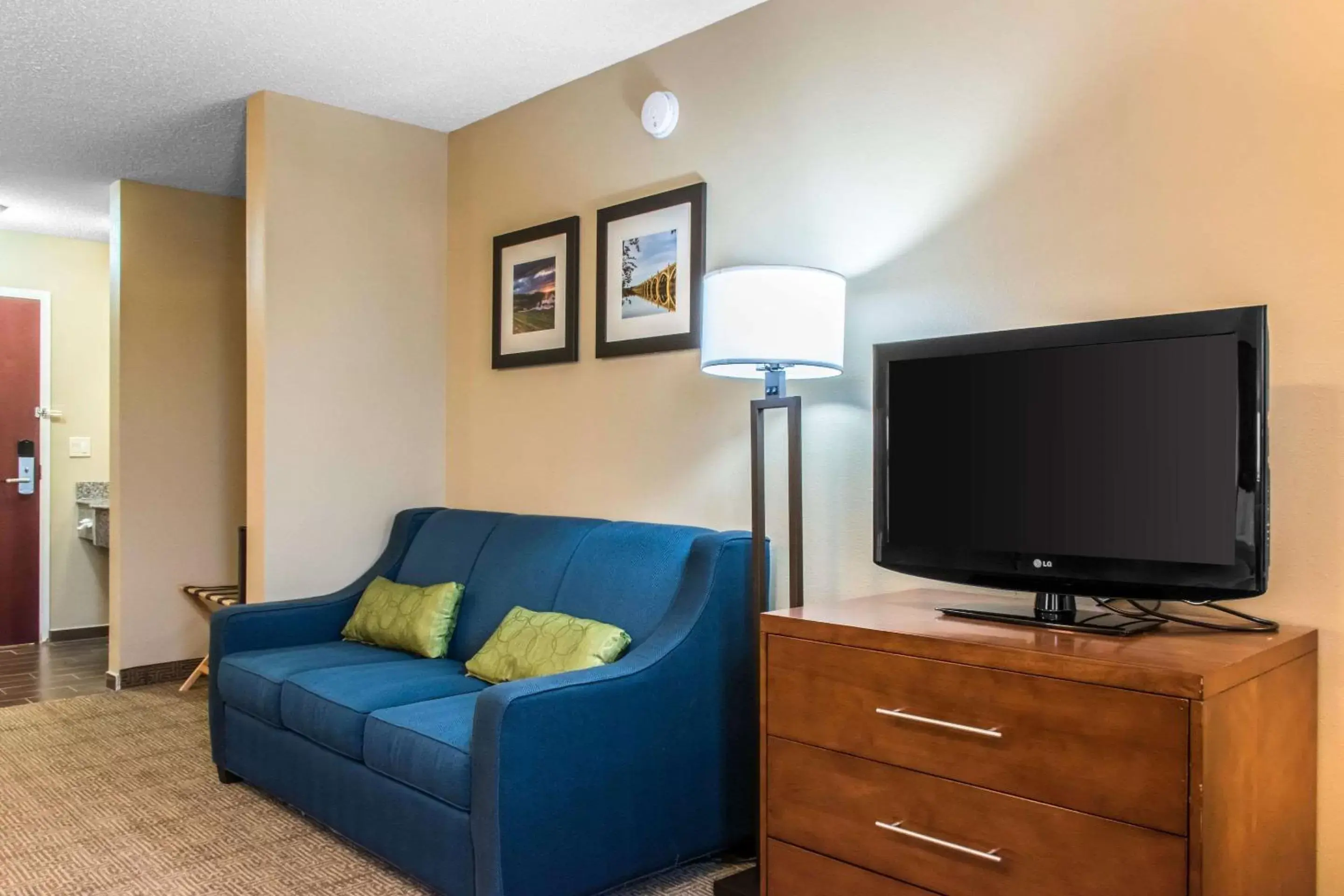 Photo of the whole room, TV/Entertainment Center in Comfort Inn Lancaster County