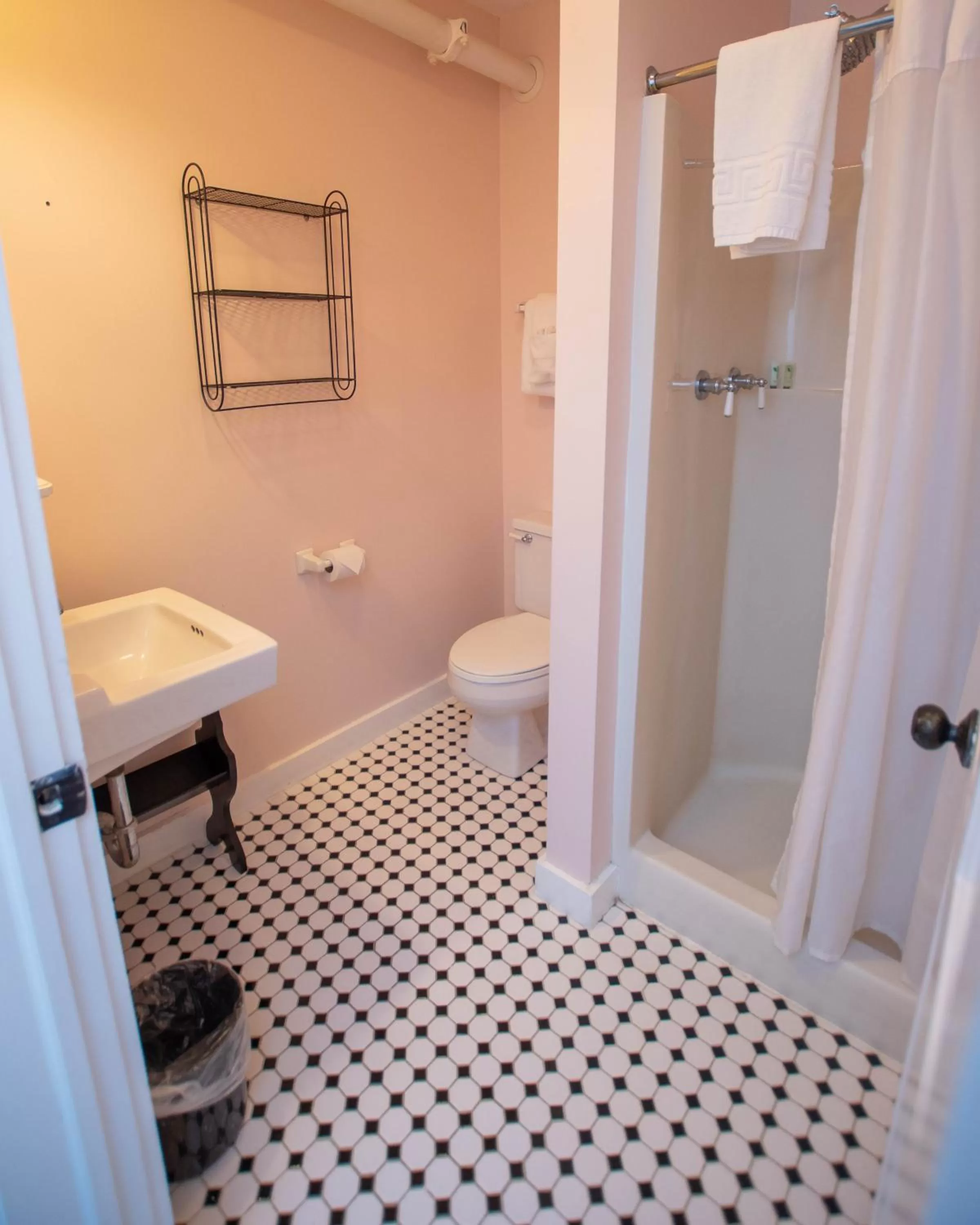 Shower in Terrace Inn and 1911 Restaurant