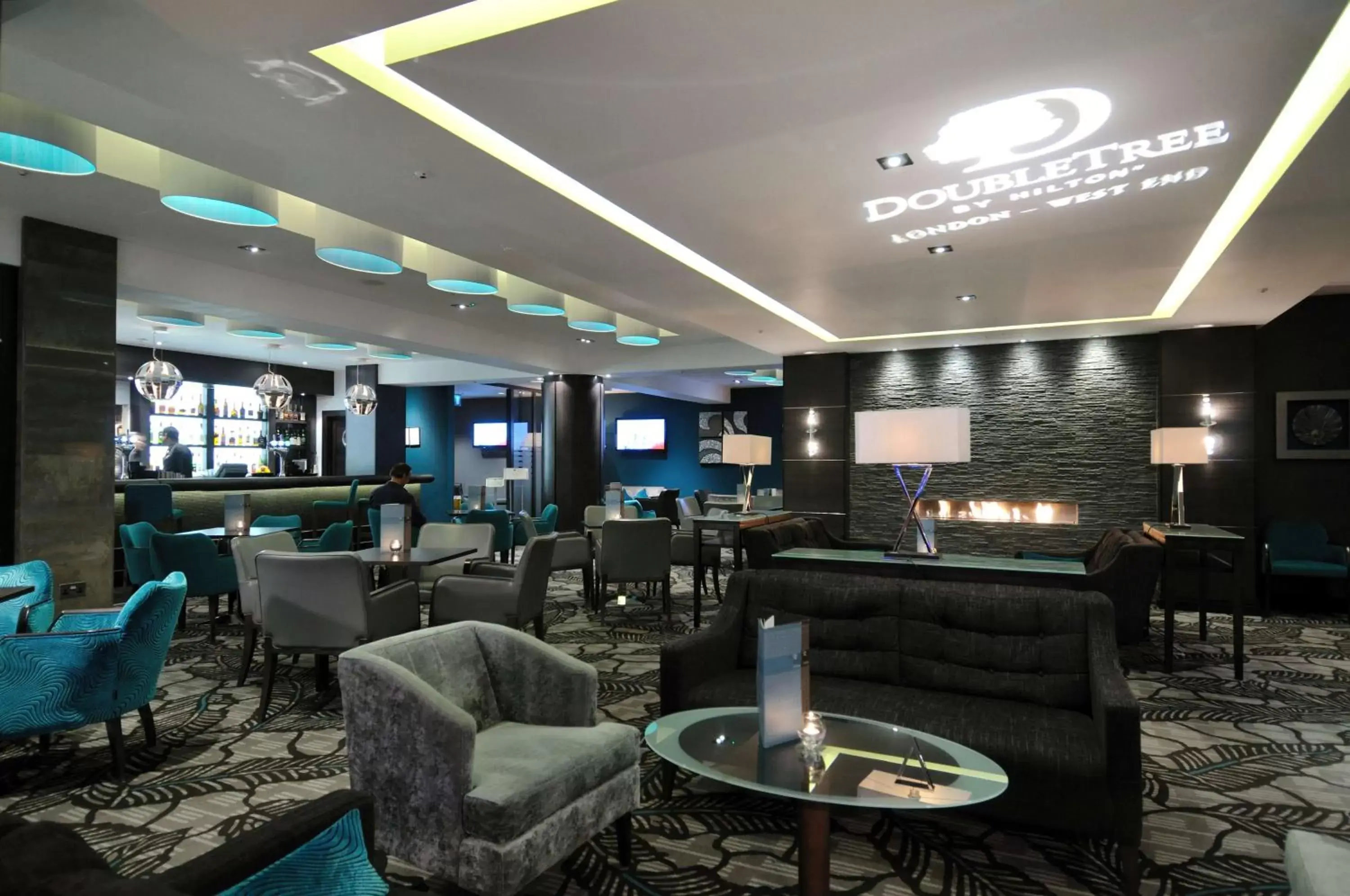Lounge or bar, Restaurant/Places to Eat in DoubleTree By Hilton London - West End