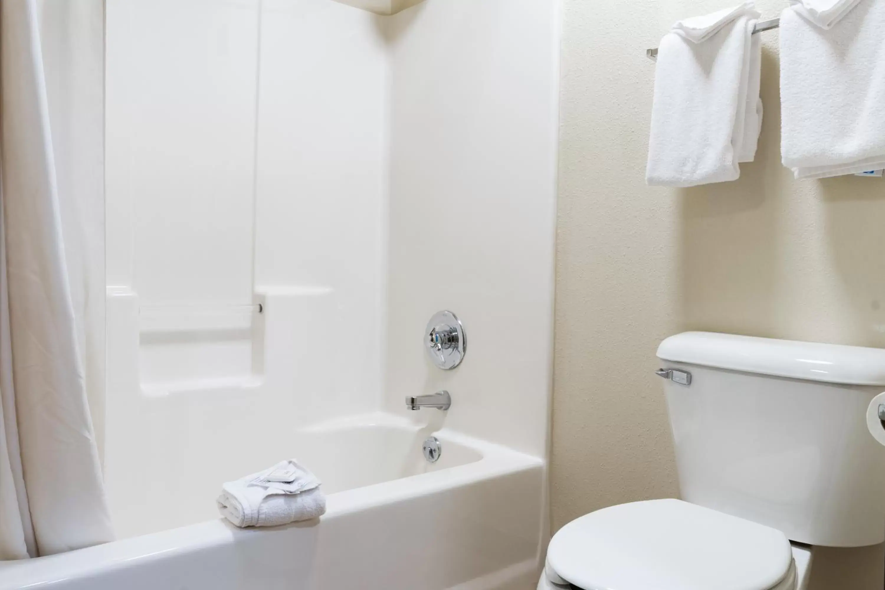 Shower, Bathroom in Pinedale Hotel & Suites