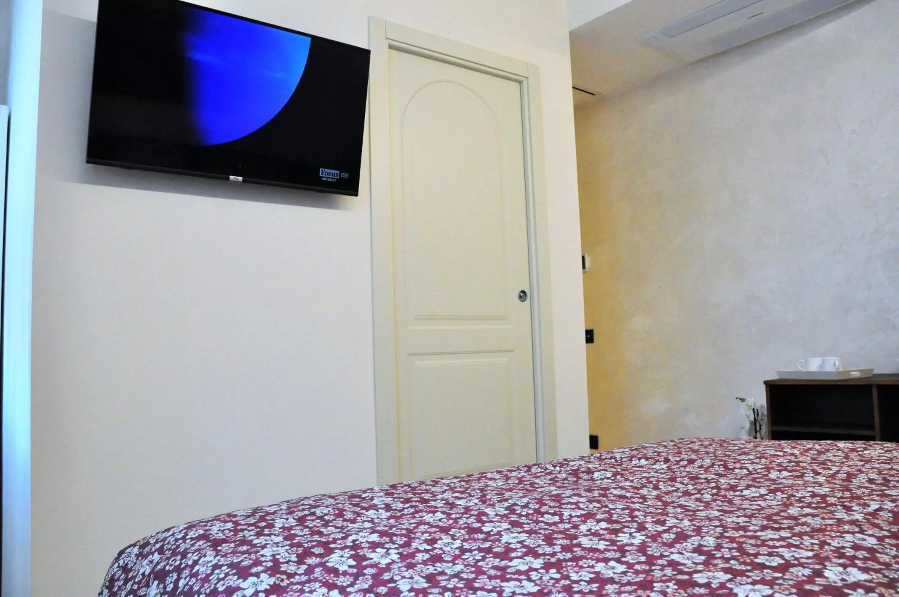 Bed, TV/Entertainment Center in NAZIONALE Camere