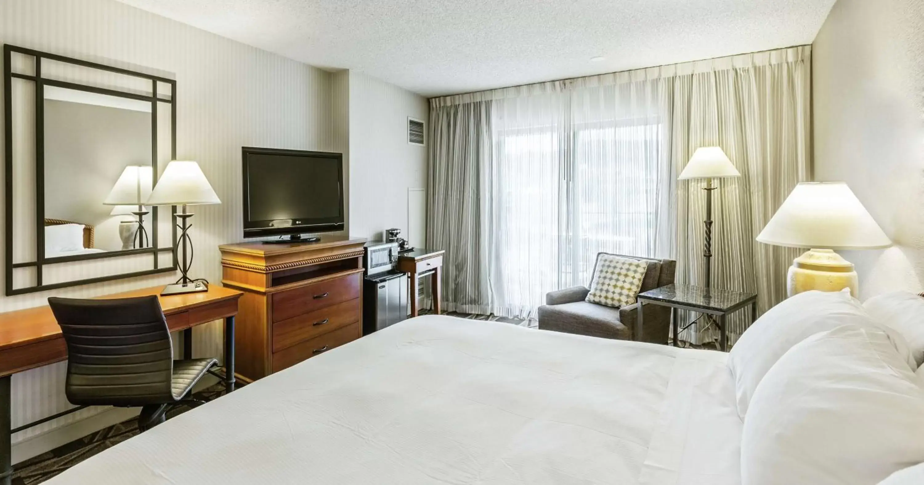 Bedroom, TV/Entertainment Center in DoubleTree by Hilton Durango