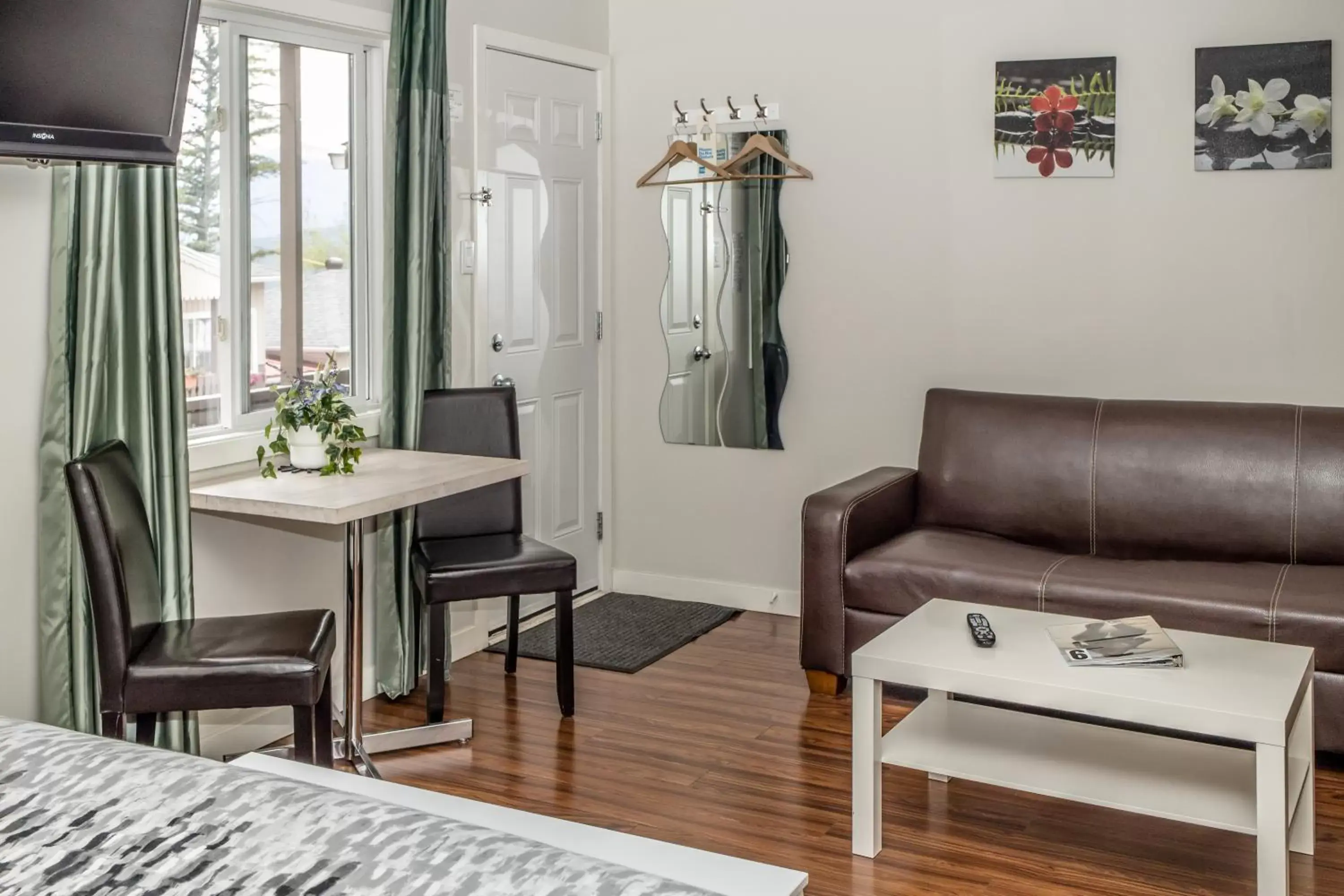 Living room, Seating Area in Crescent Motel