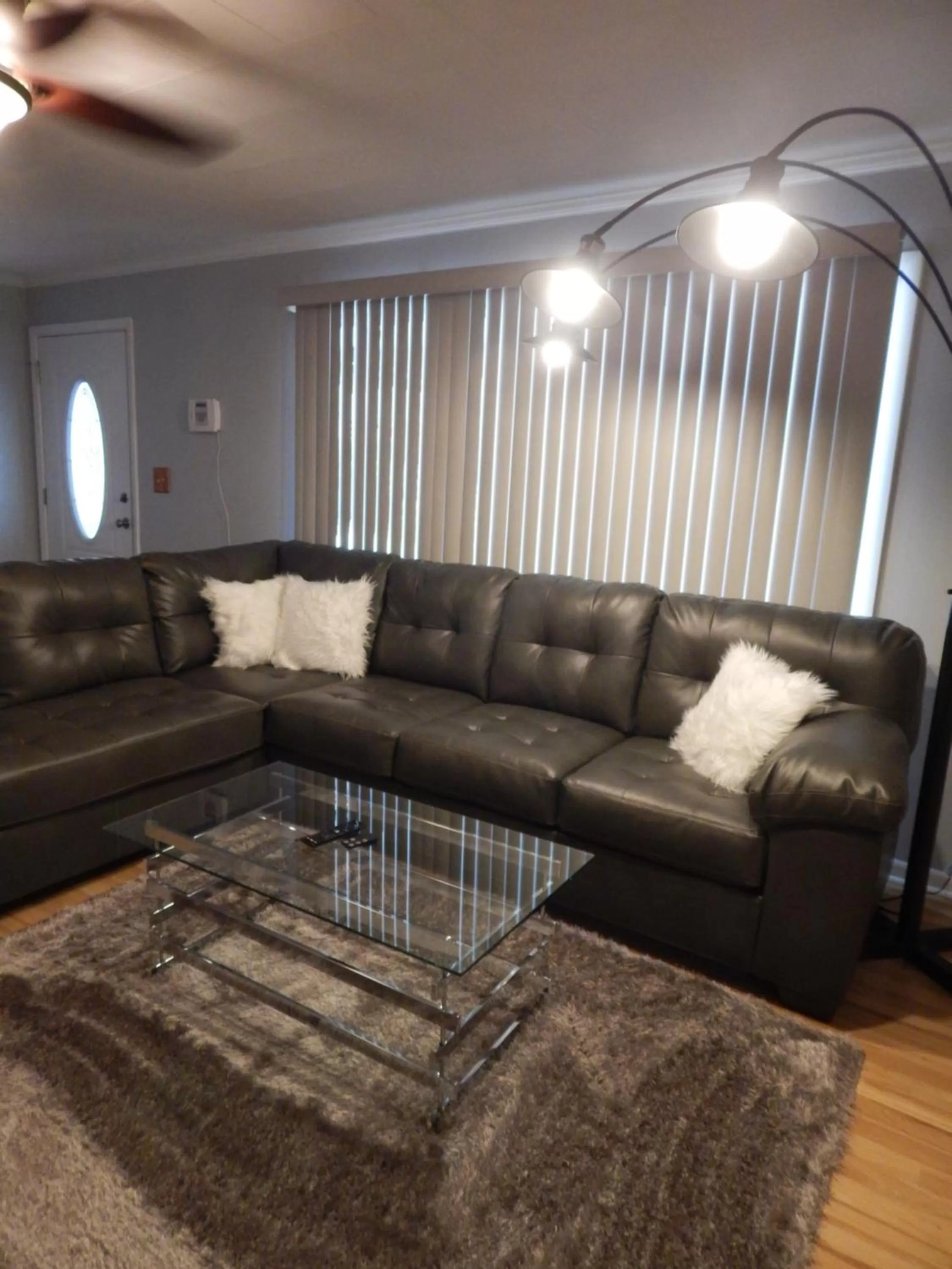 Living room in Sunset Motel