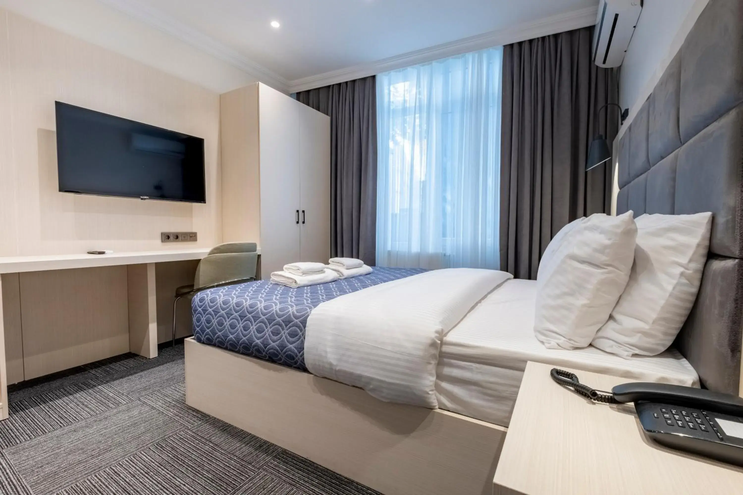 Bed, TV/Entertainment Center in Hub Suite Istanbul