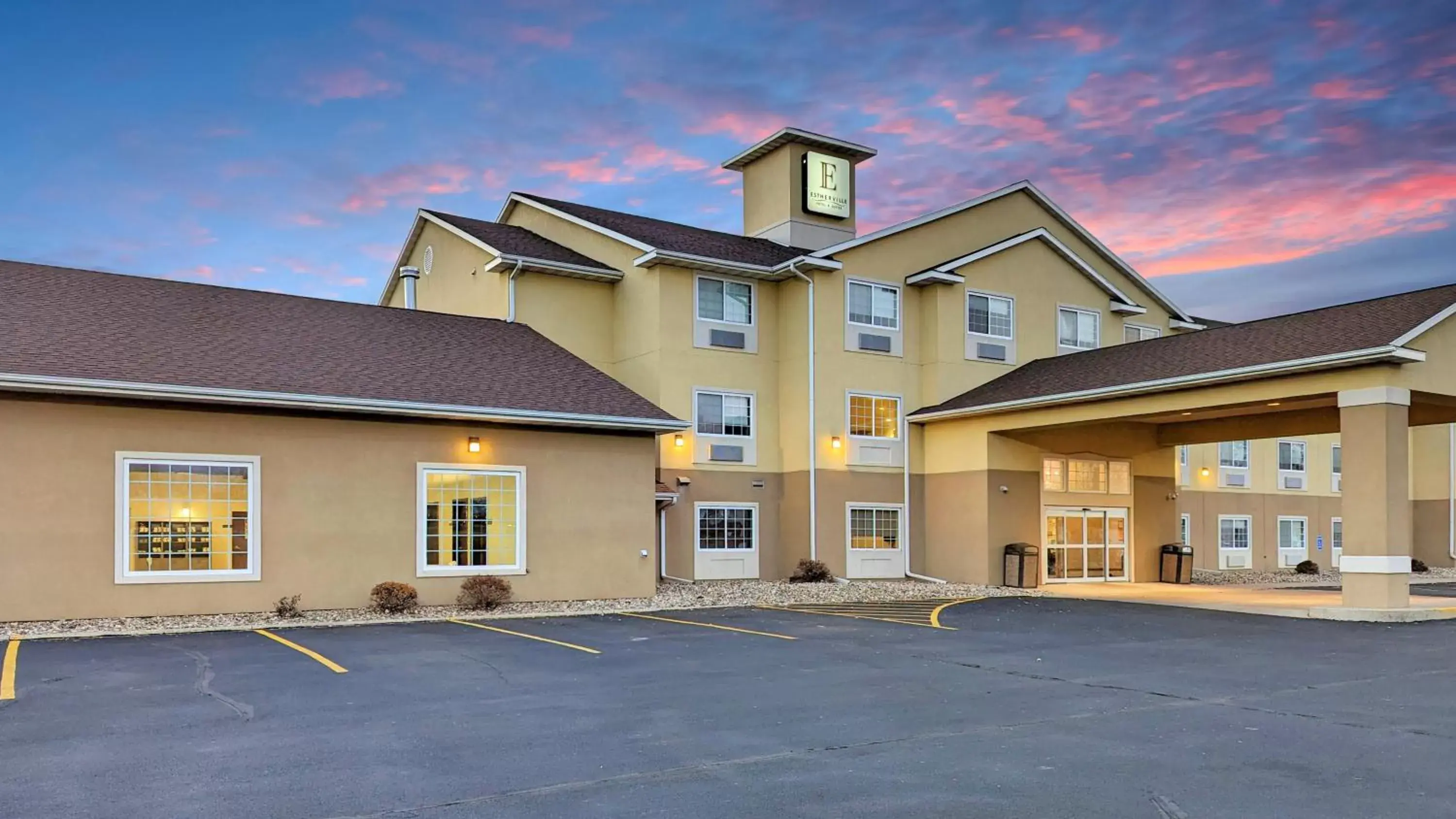 Property Building in Estherville Hotel & Suites