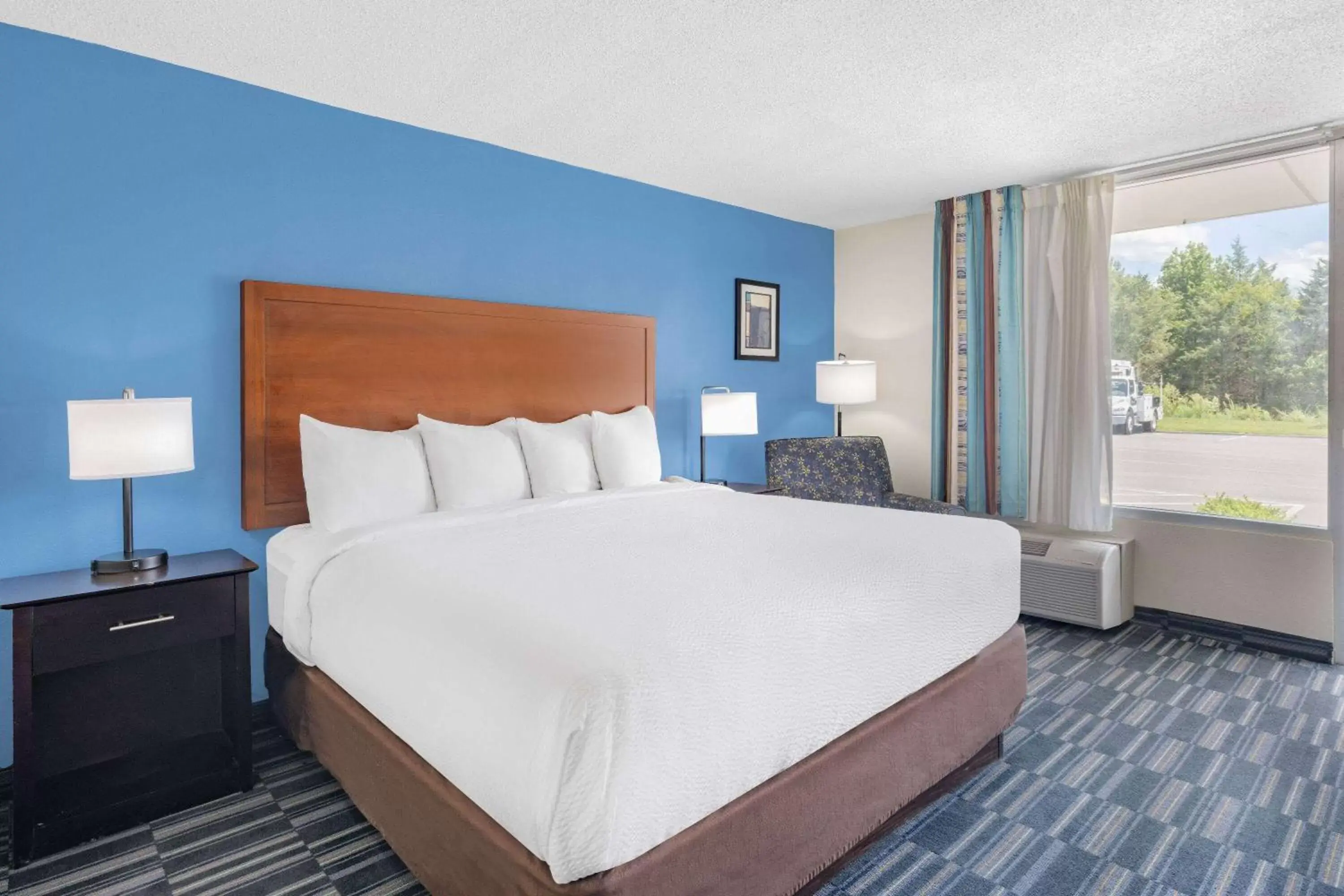 King Room with Roll-In Shower - Mobility Access/Non-Smoking in Days Inn and Suites by Wyndham Oxford