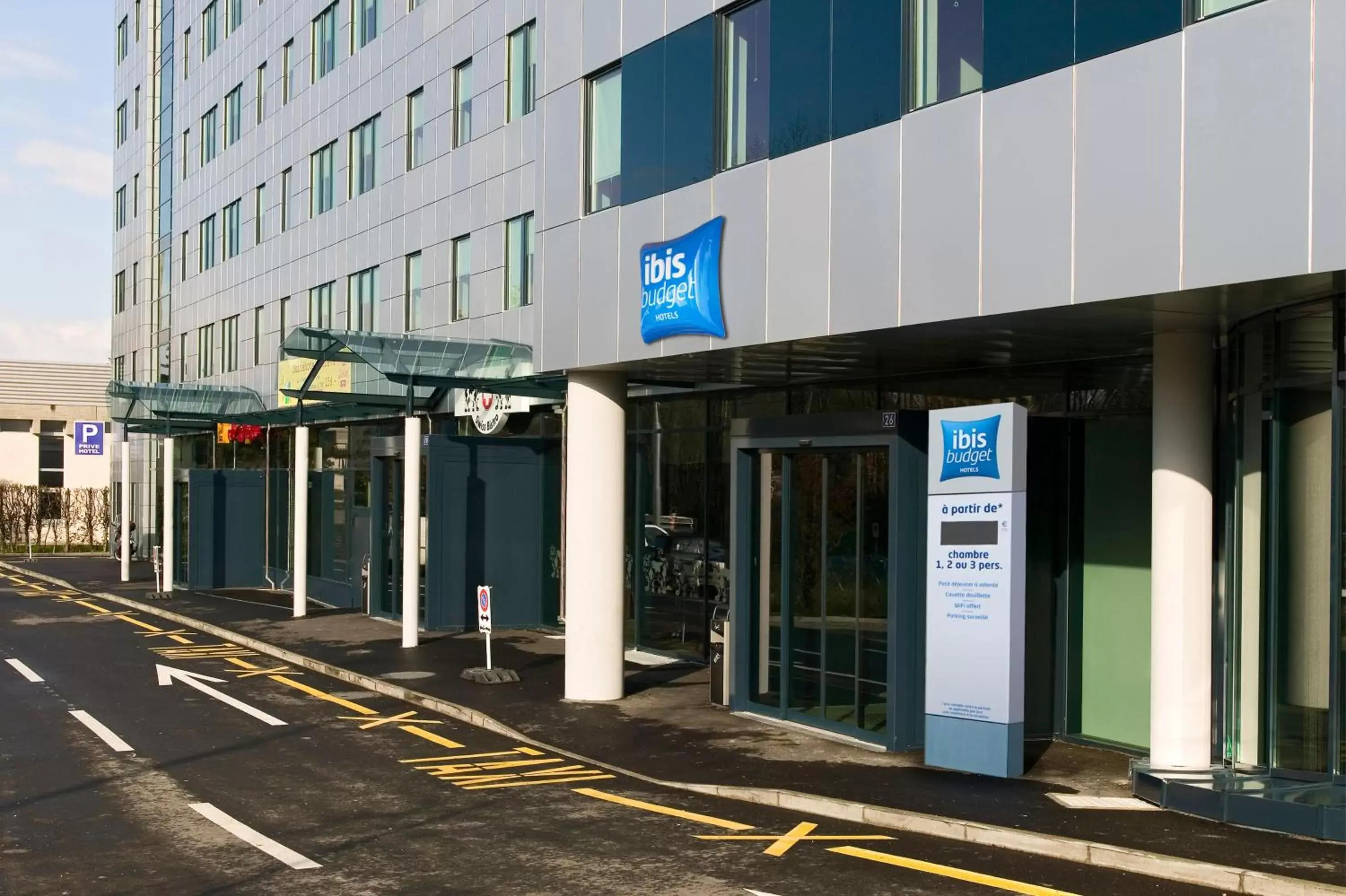 Facade/entrance in ibis budget Genève Aéroport Facade/entrance in ibis budget Genève Aéroport