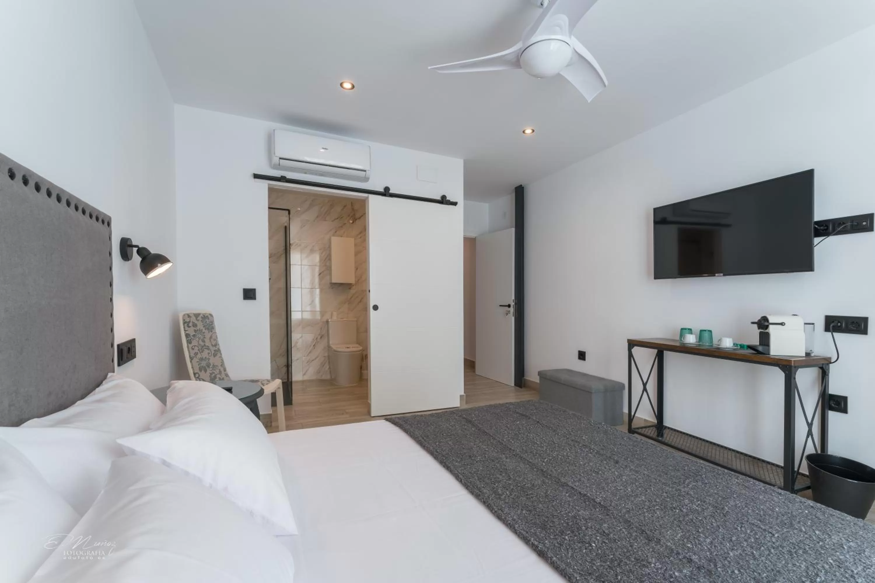 Photo of the whole room, Bed in La Posada del Teatro H Boutique