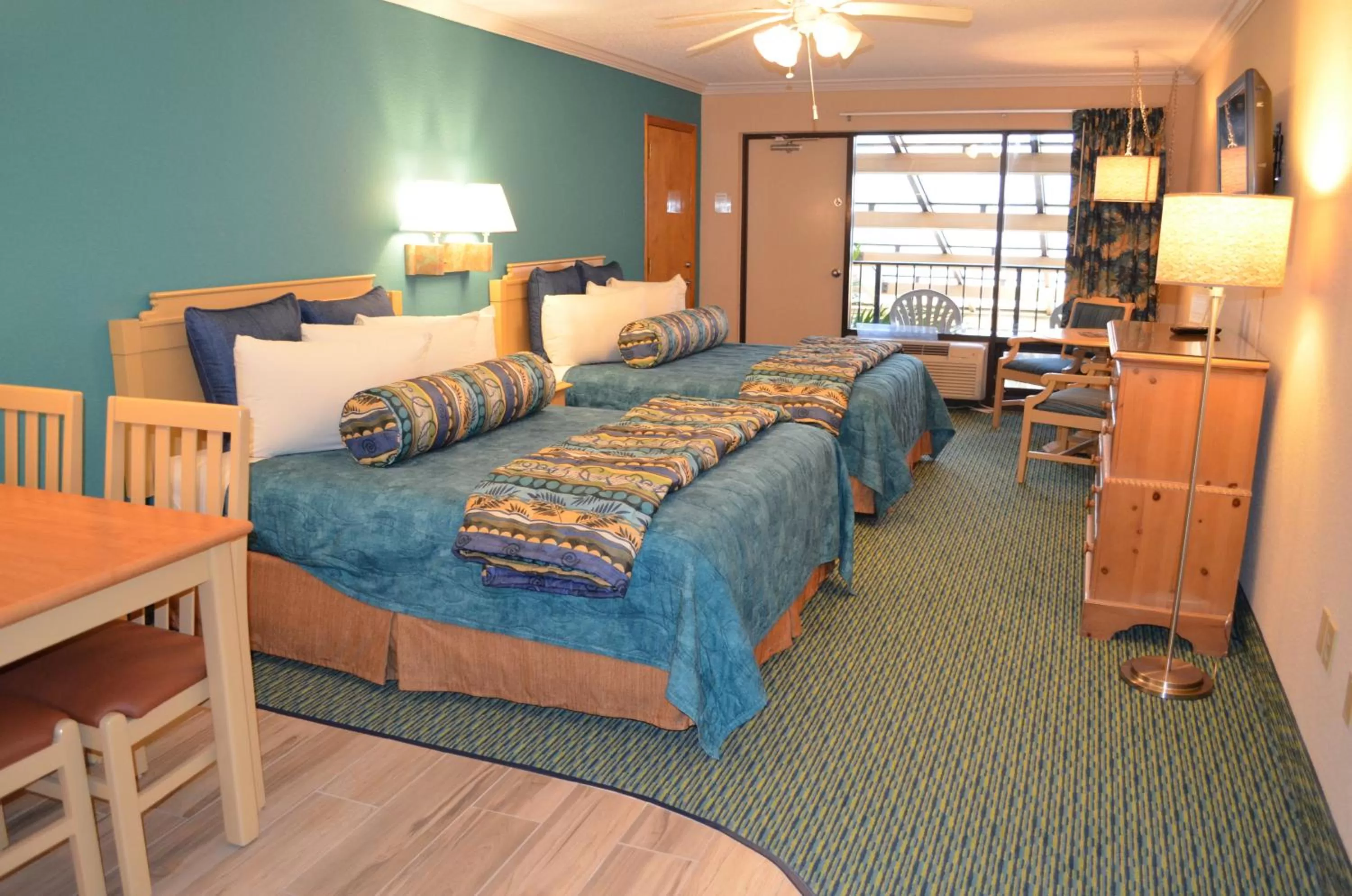 Photo of the whole room, Bed in Sun Viking Lodge - Daytona Beach