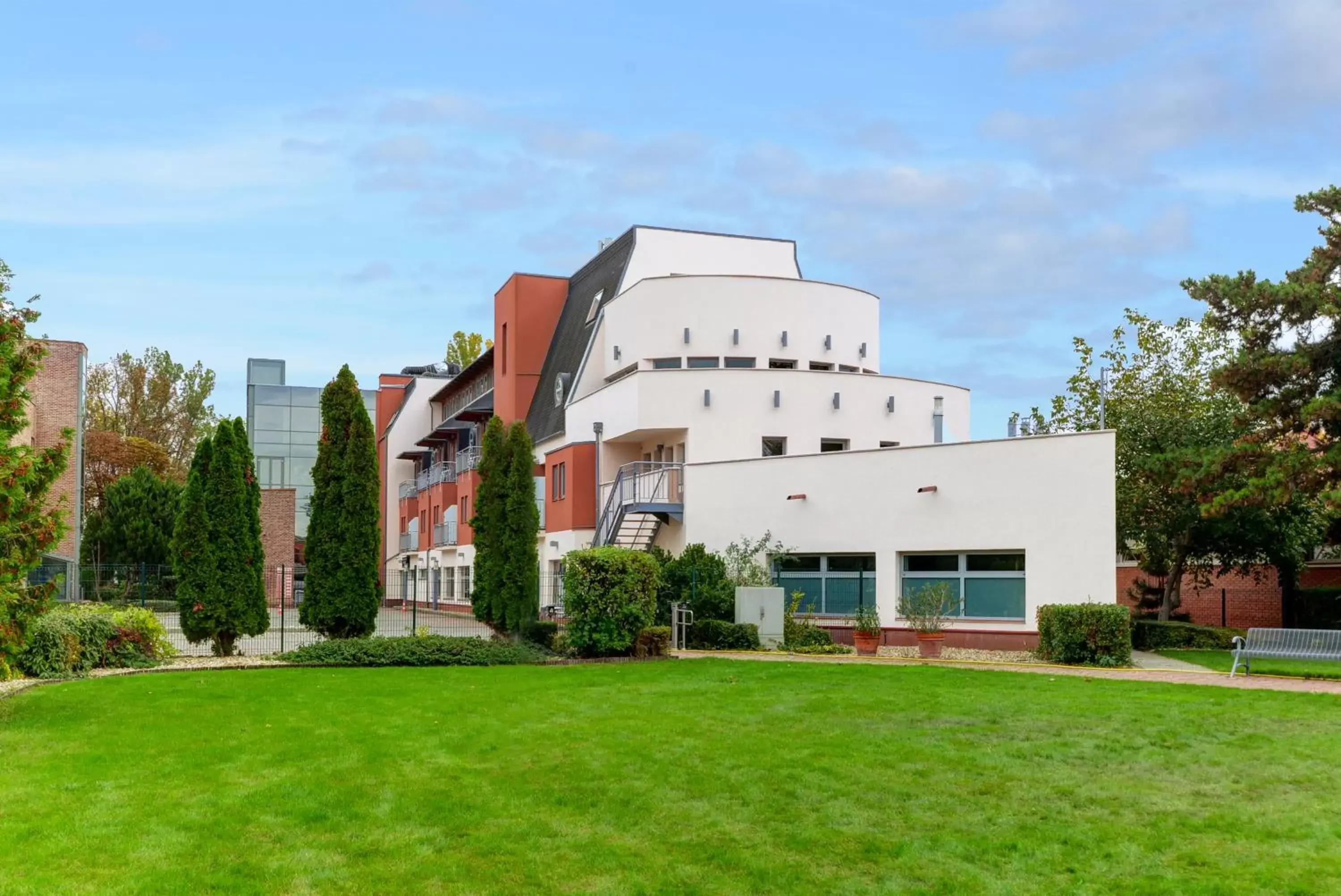 Property Building in Holiday Beach Budapest Wellness Hotel with Sauna Park