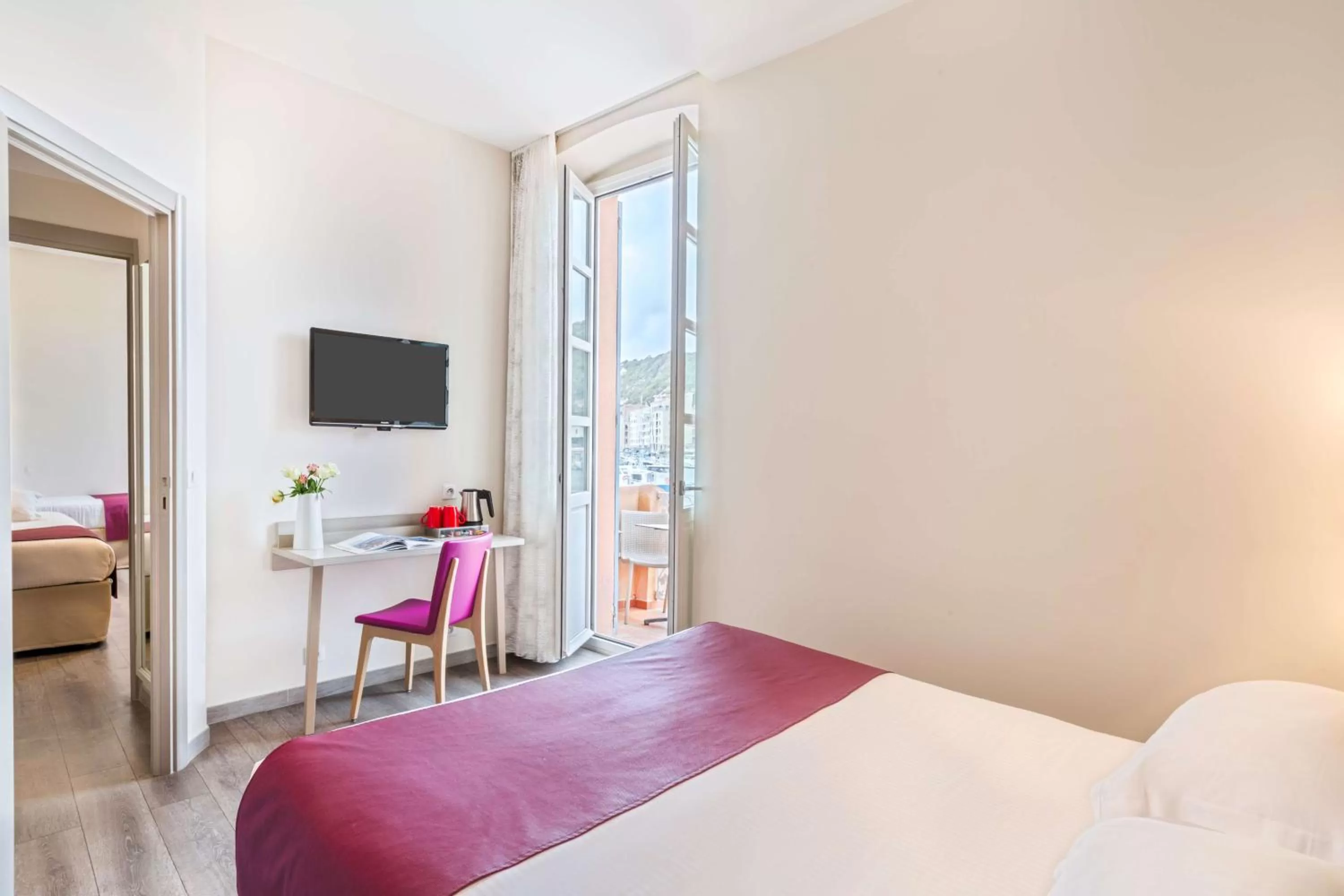 Photo of the whole room, Bed in Best Western Hotel du Roy d'Aragon