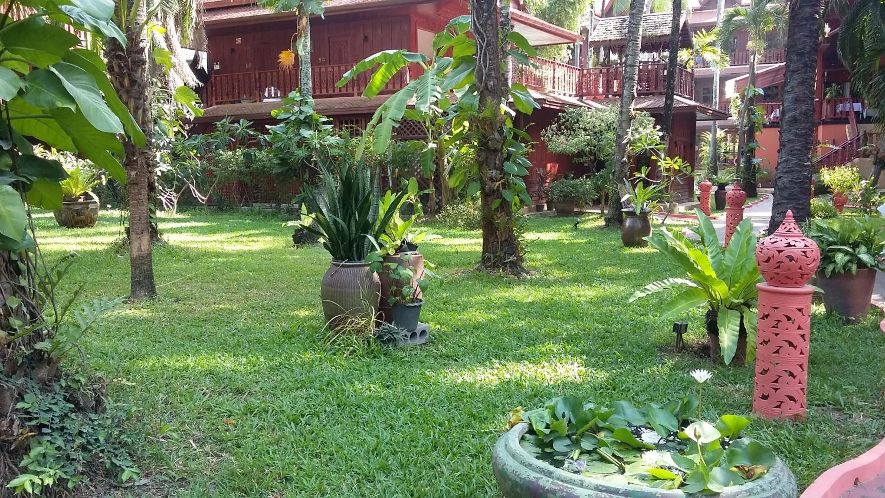 Garden in Royal Phawadee Village Patong - 2 Minutes walk to the beach