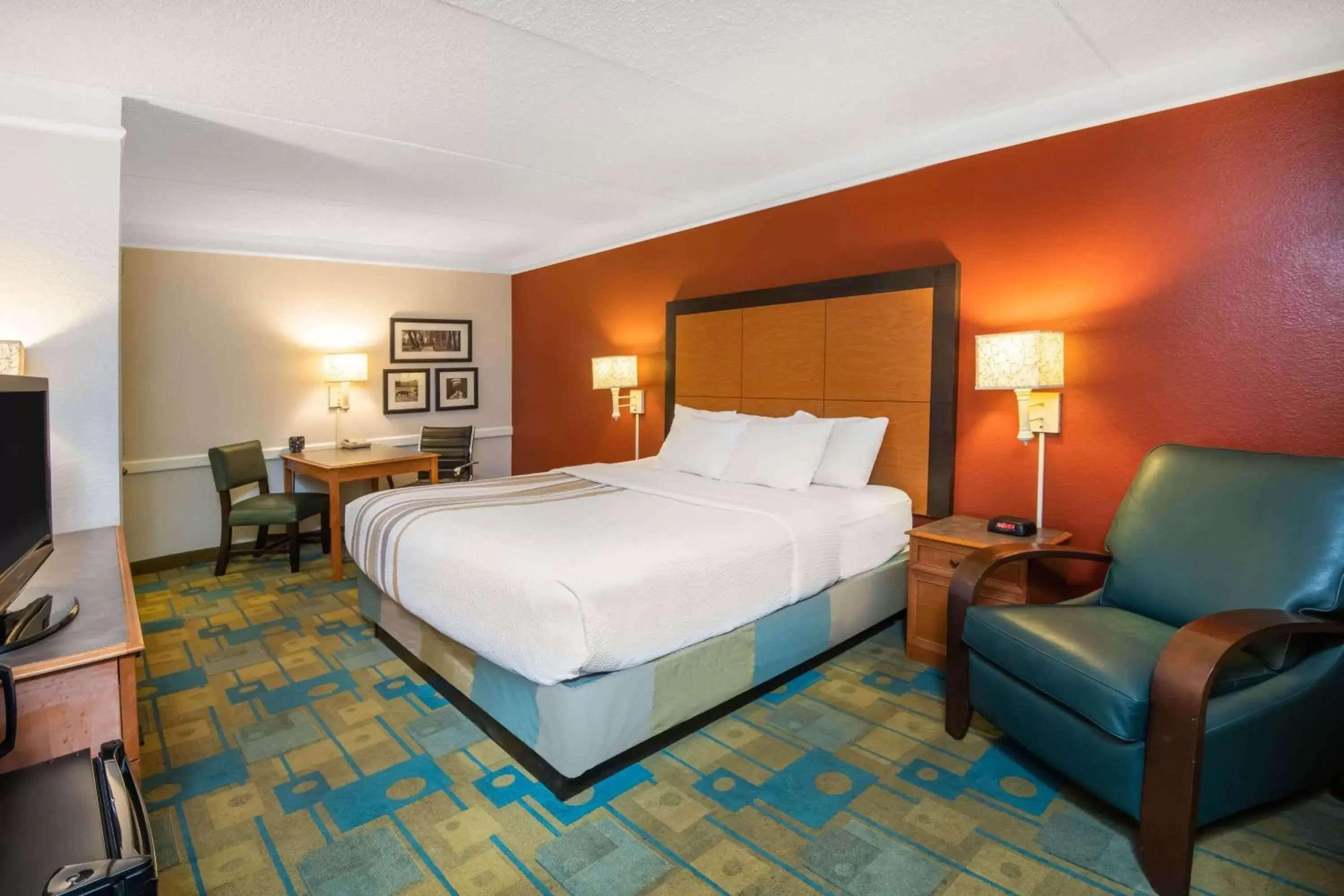 Photo of the whole room, Bed in La Quinta Inn by Wyndham Colorado Springs Garden of the Gods