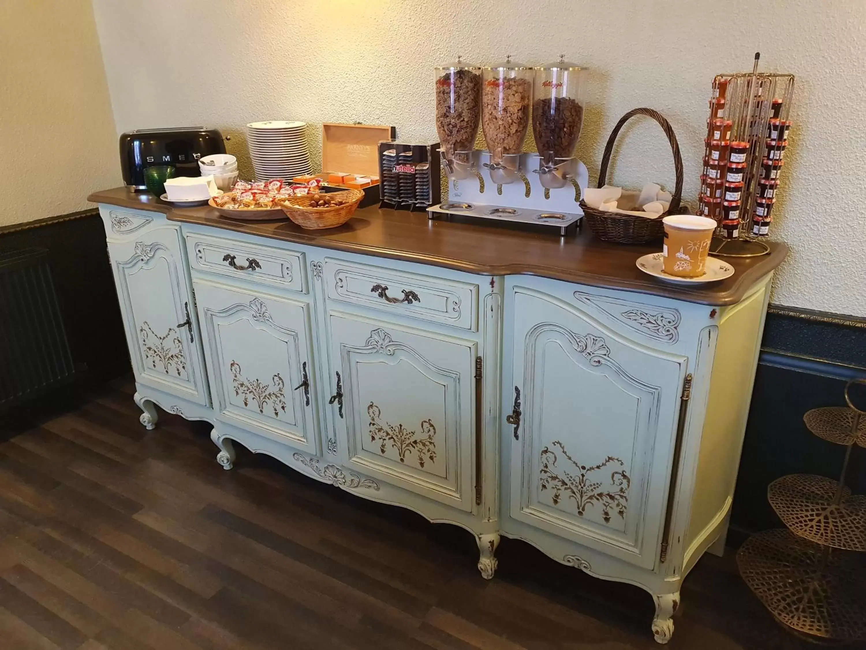 Kitchen/Kitchenette in Logis Hôtel Restaurant L'Odyssée Champêtre