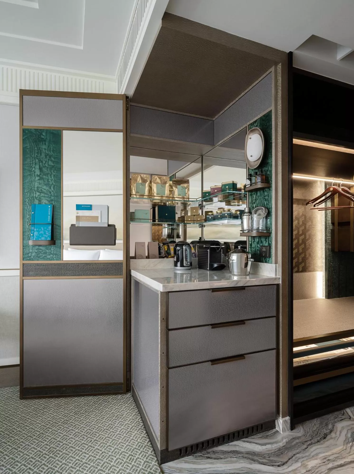 Coffee/tea facilities in Island Shangri-La, Hong Kong