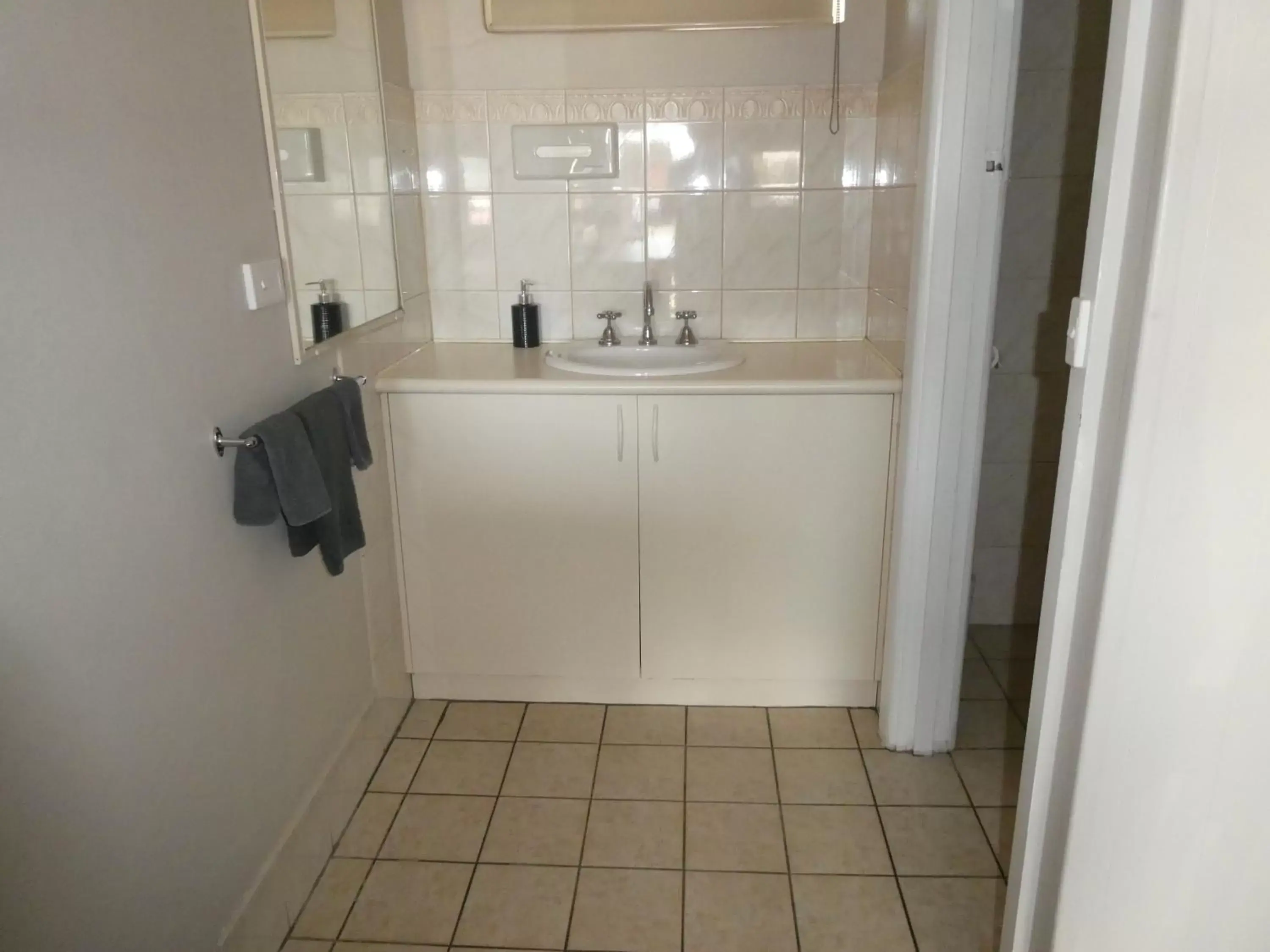 Bathroom, Kitchen/Kitchenette in Motel Wellington Wodonga