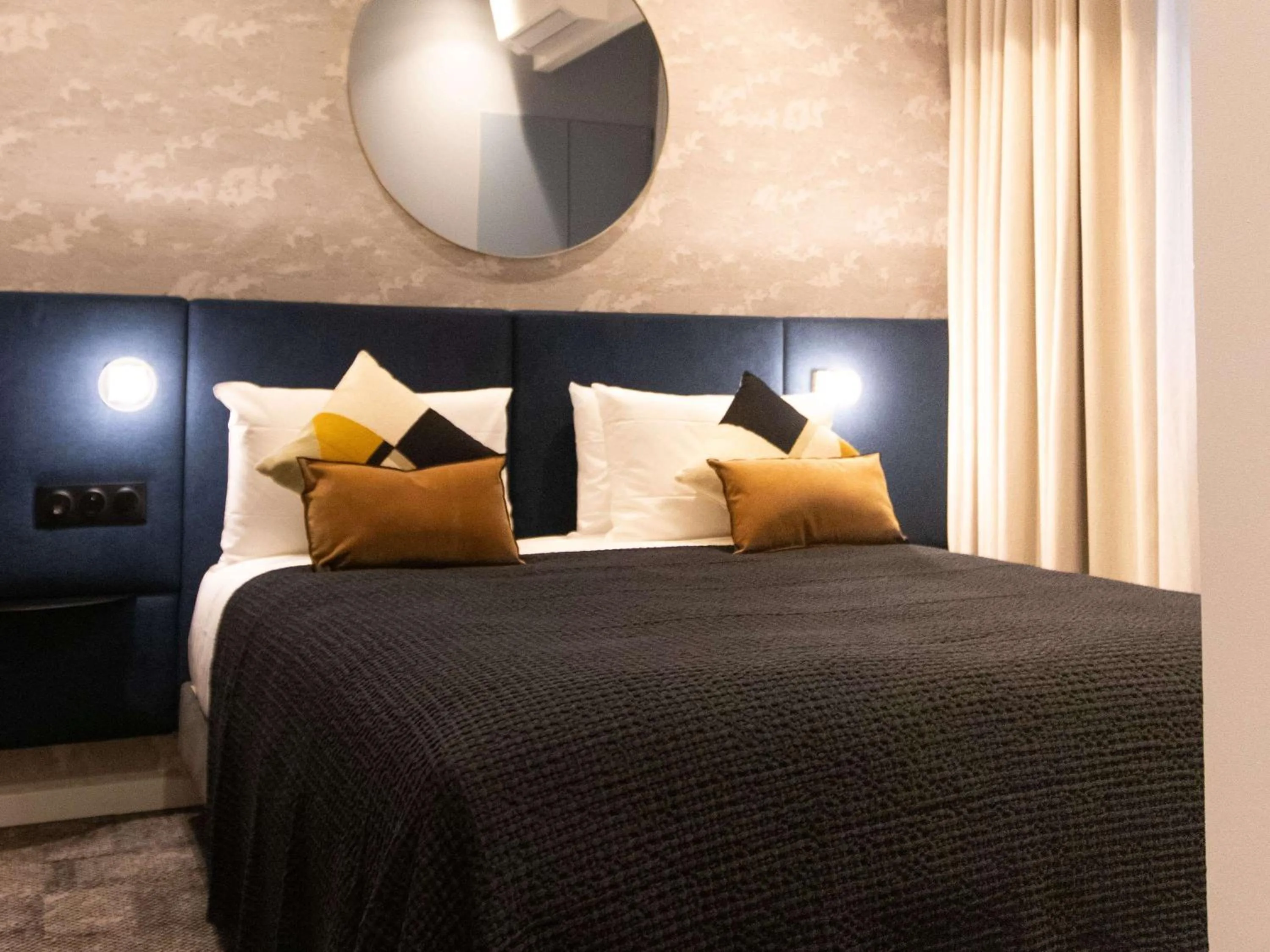 Superior Apartment with One Double Bed and Sofa in Mercure Paris Tour Eiffel Pont Mirabeau