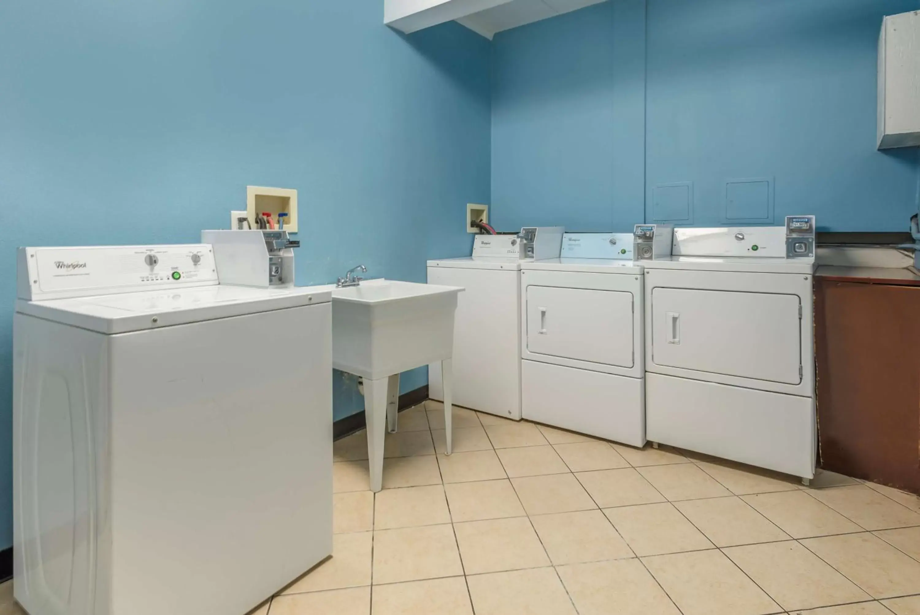 Bedroom, Kitchen/Kitchenette in Best Western Fort Washington Inn