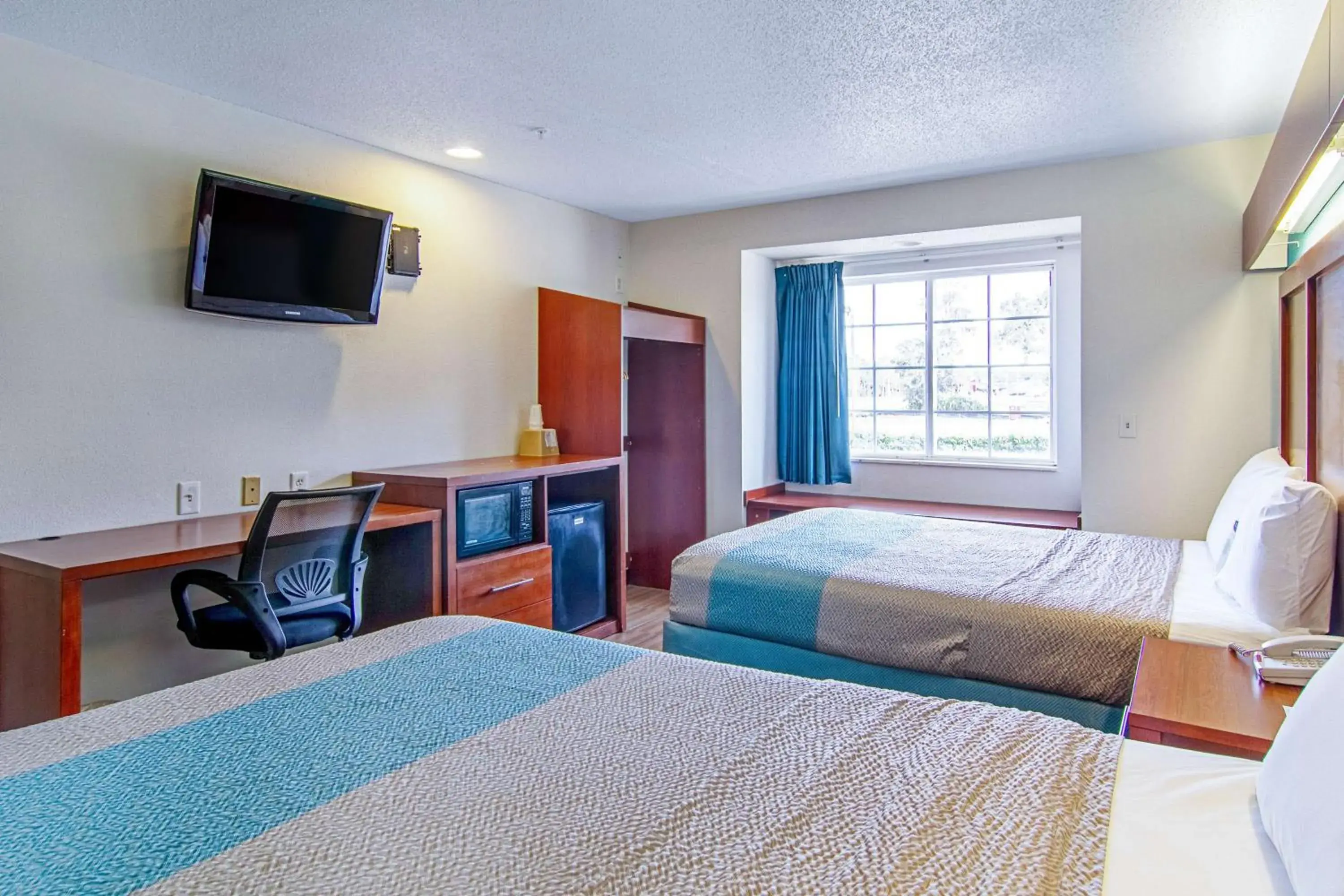 Photo of the whole room, Bed in Americas Best Value Inn & Suites Brunswick