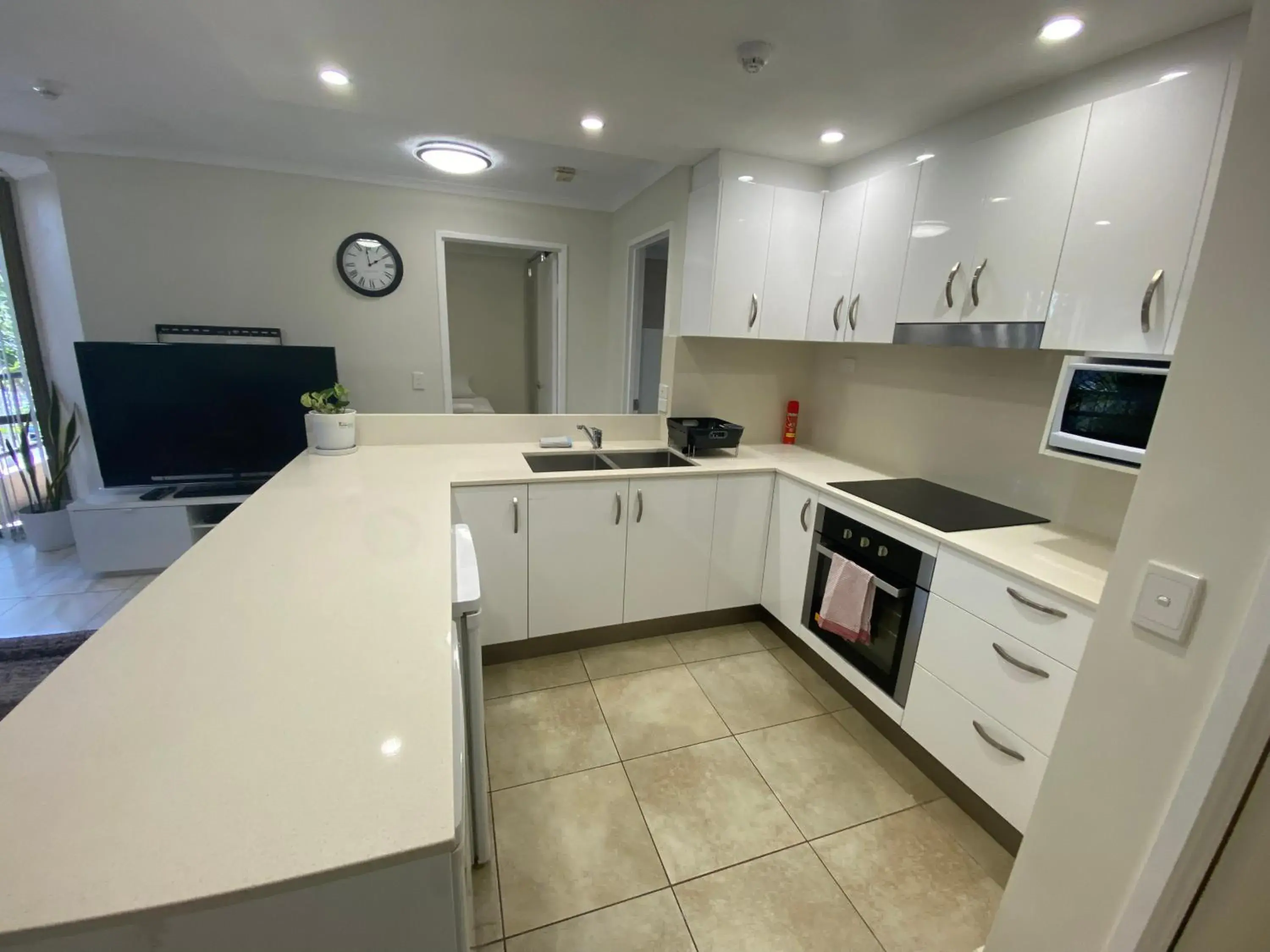 Kitchen/Kitchenette in Enderley Gardens Resort