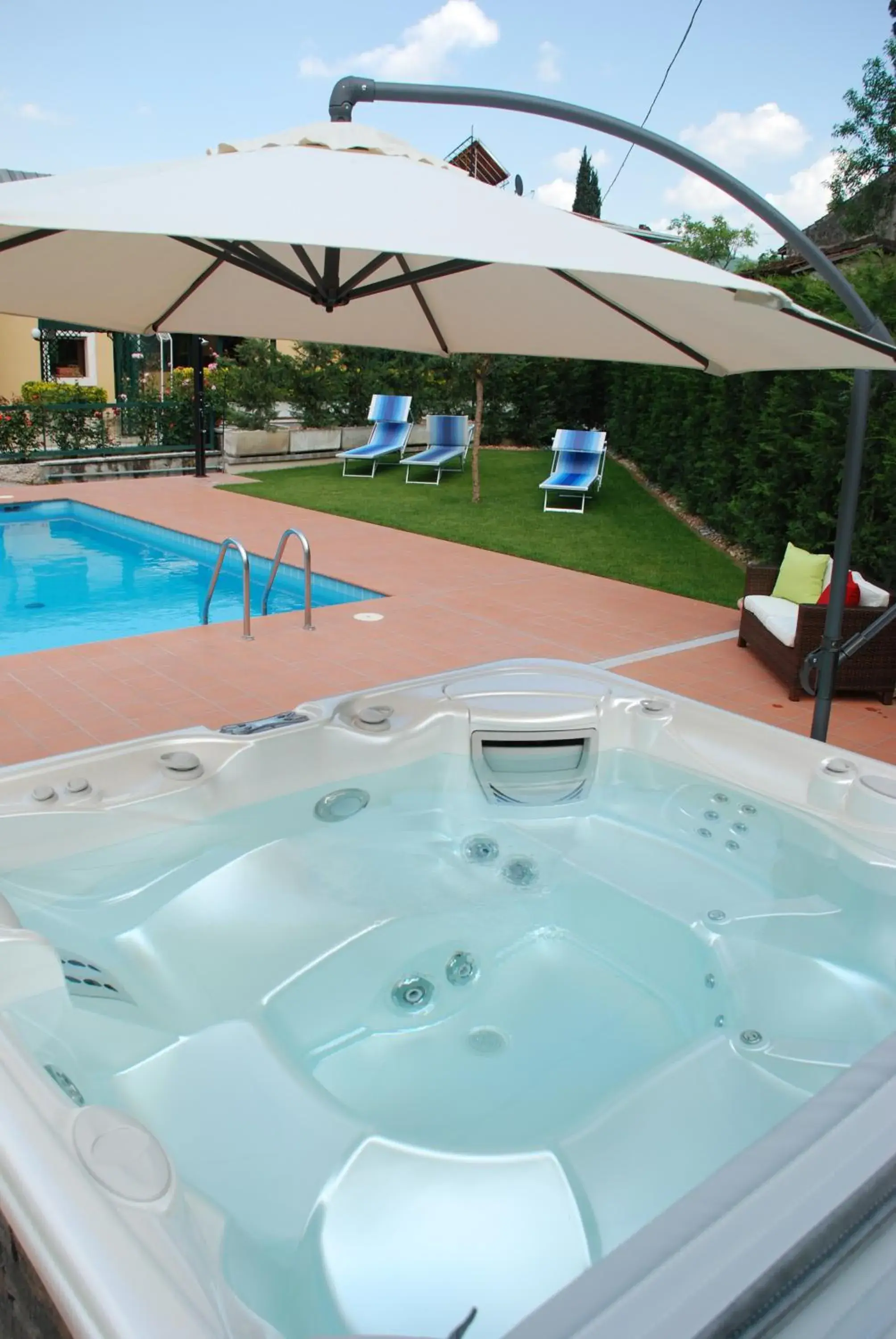 Hot Tub, Swimming Pool in Hotel La Pergola
