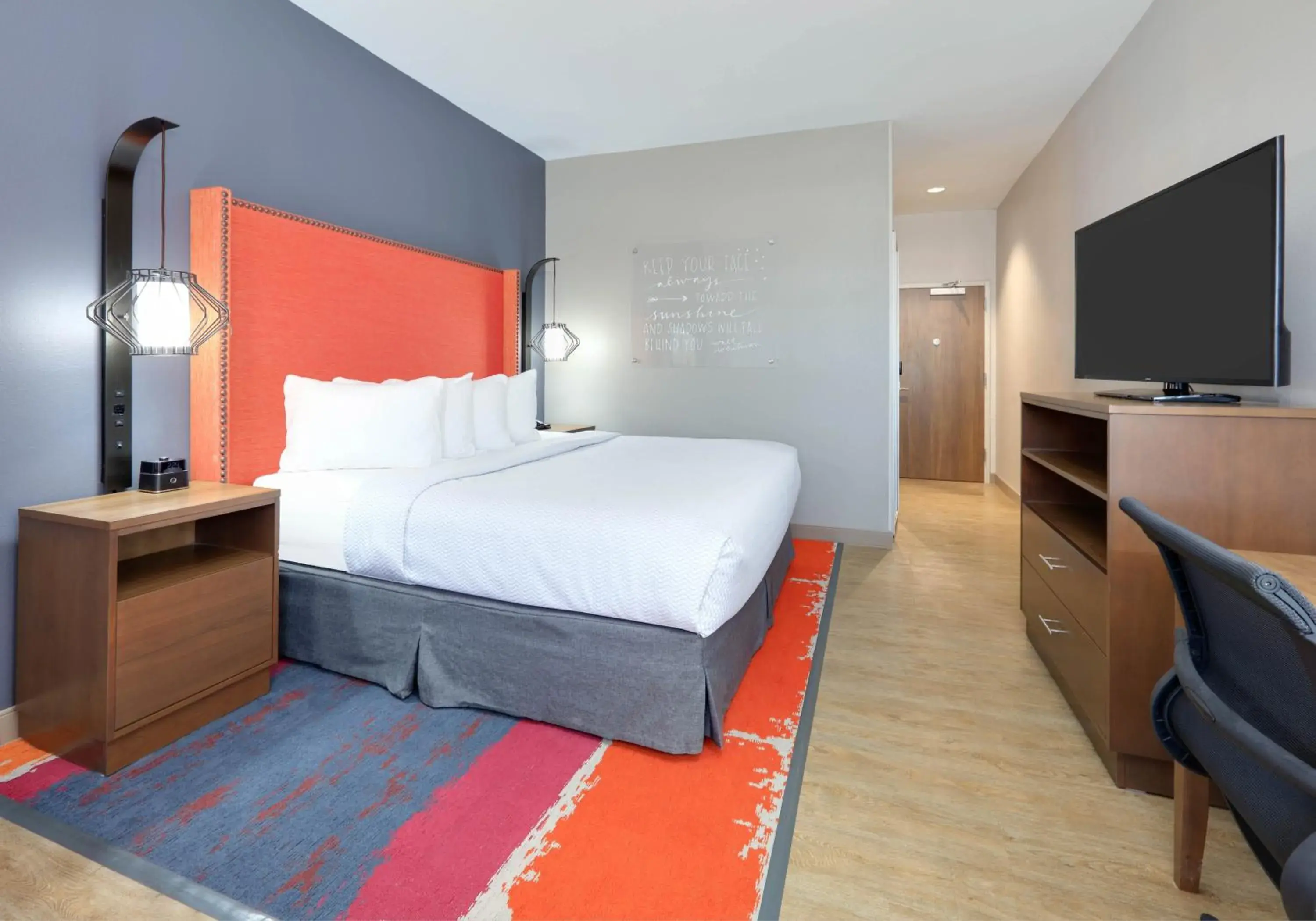 Bed in La Quinta Inn & Suites by Wyndham Lakeway