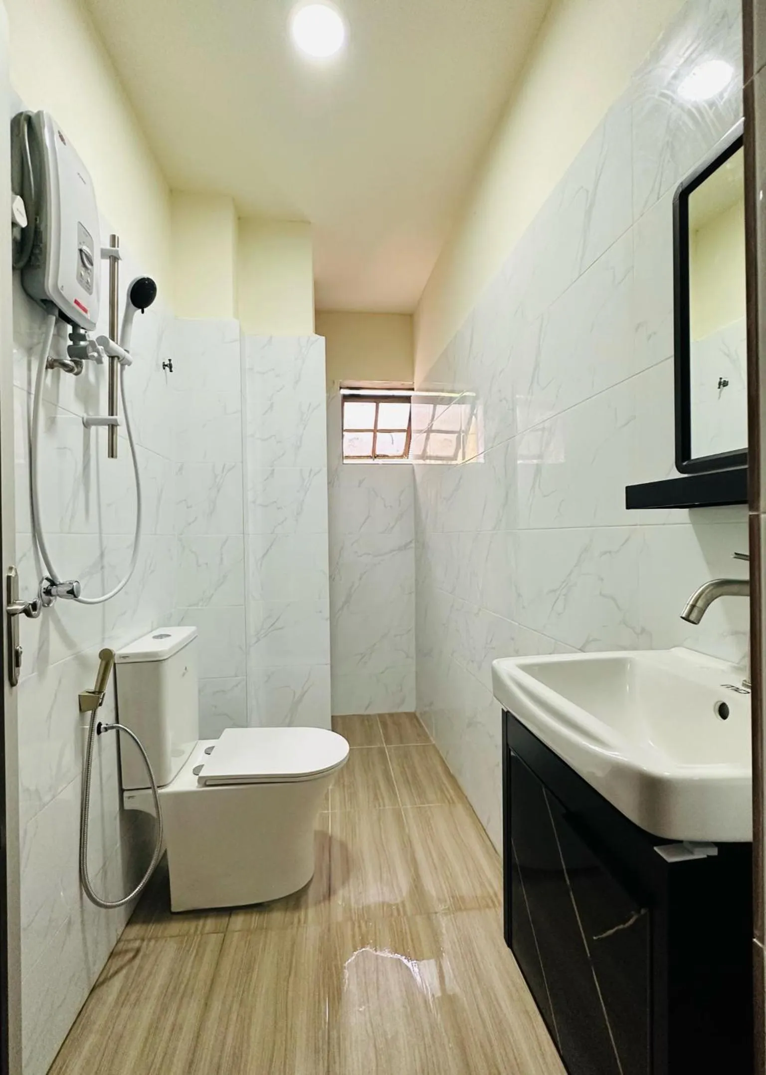 Shower in The Explorers Guesthouse and Hostel