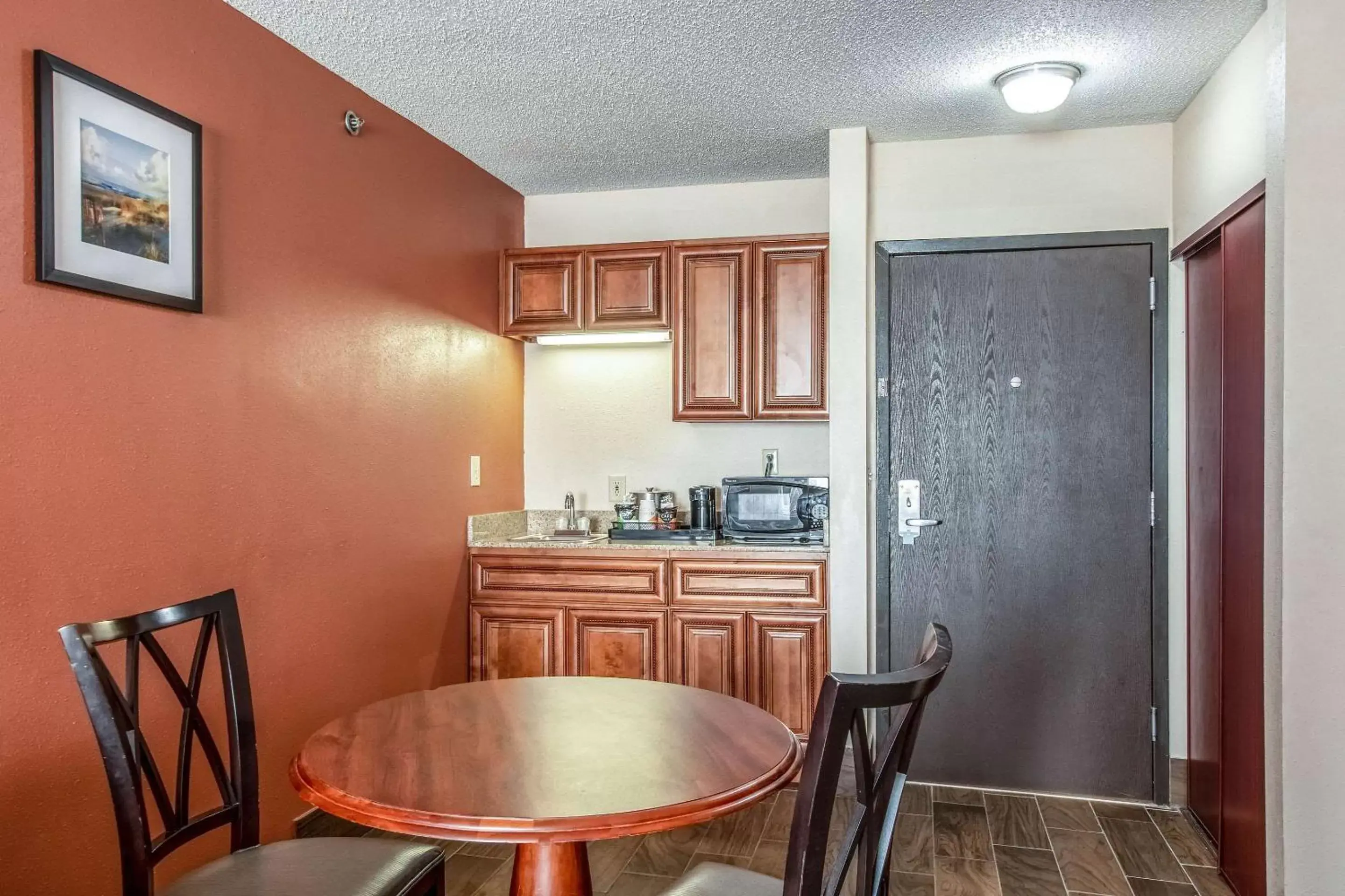 Photo of the whole room, Kitchen/Kitchenette in Quality Inn & Suites