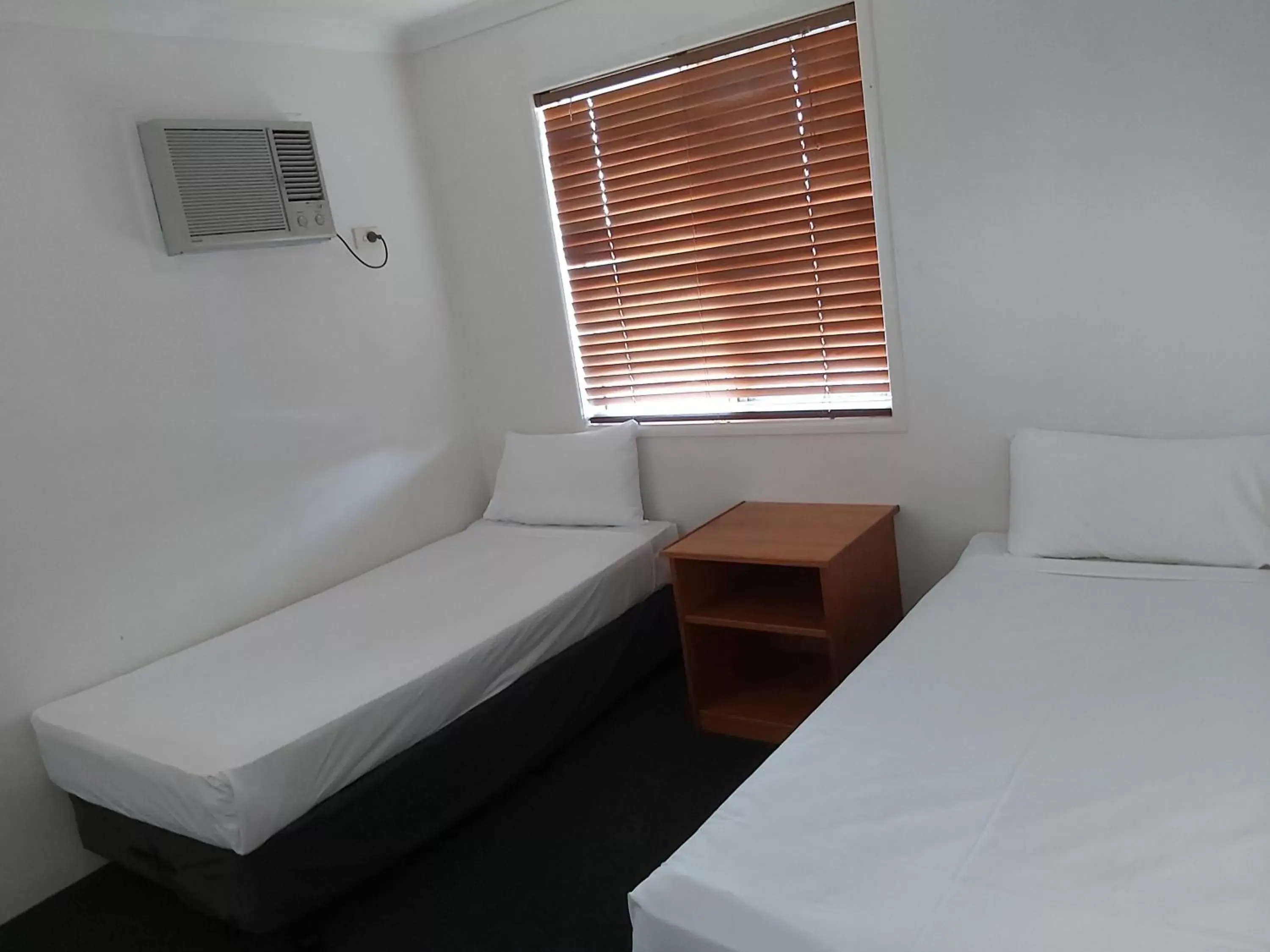 Bed in Cosmopolitan Motel & Serviced Apartments