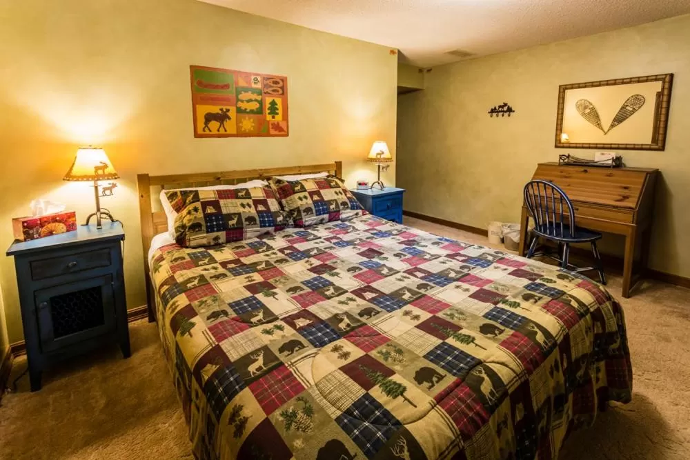 Photo of the whole room, Bed in Rustlers Lodge