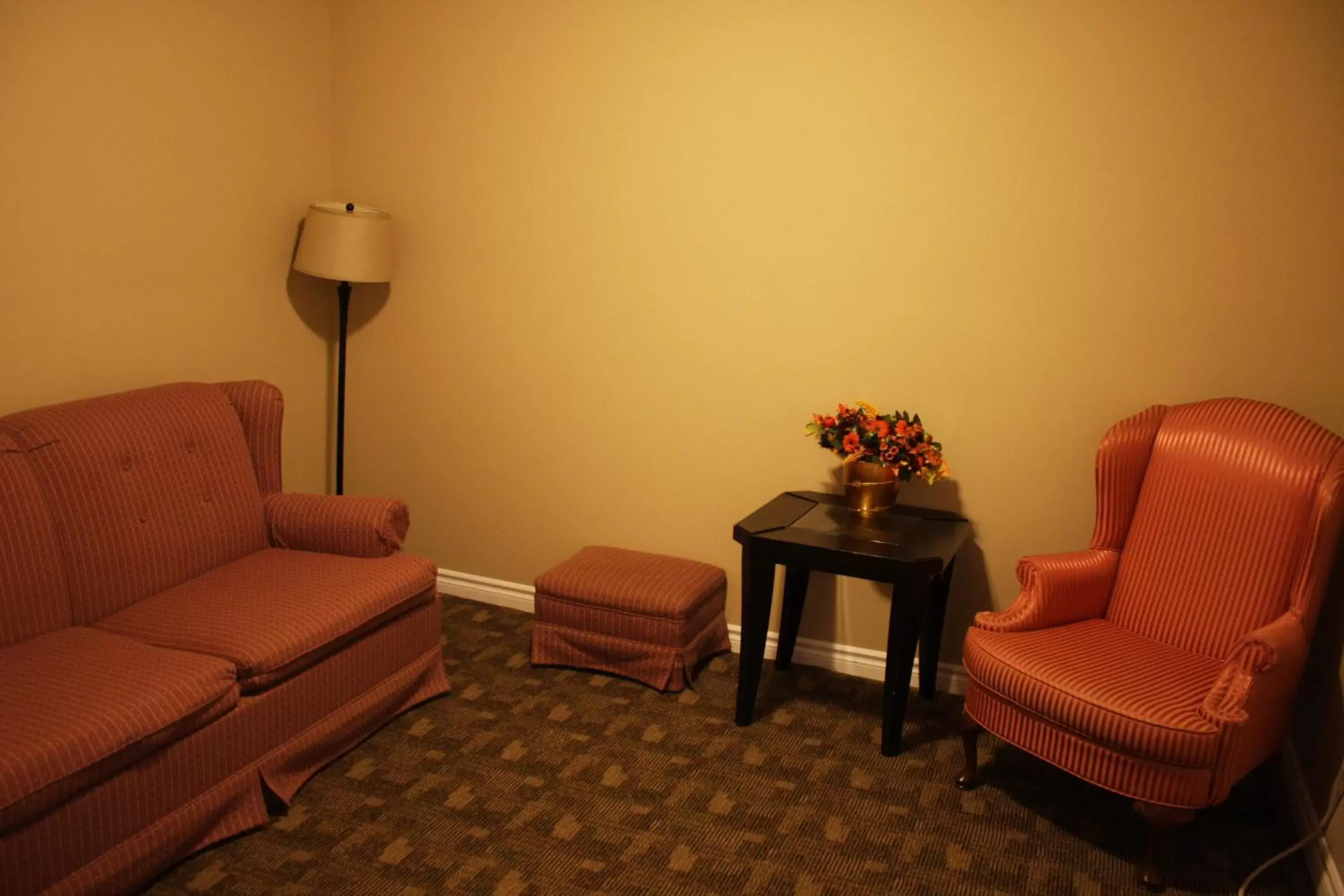 Living room, Seating Area in Kent Motel