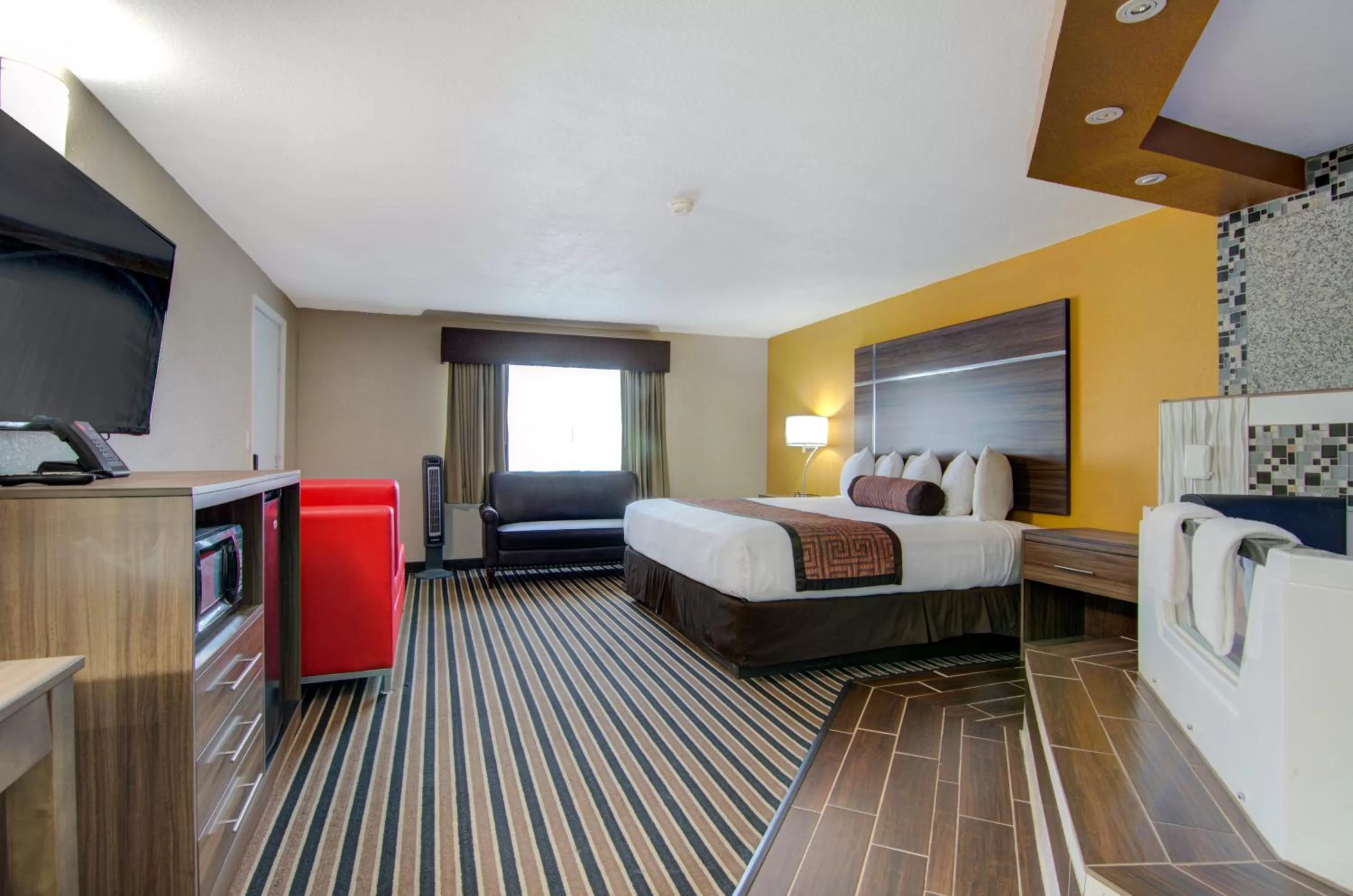 Bed in Westbridge Inn &amp; Suites