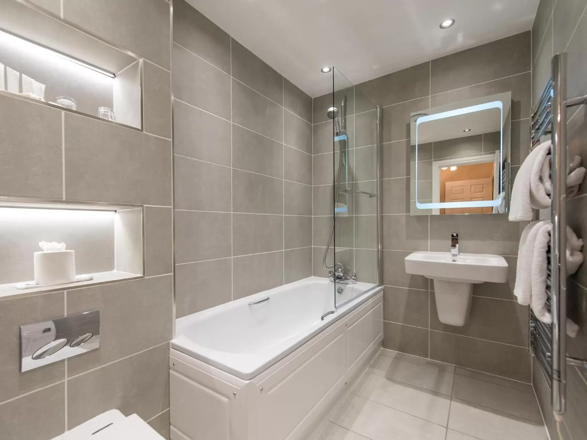 Shower, Bathroom in The Royal & Fortescue Hotel