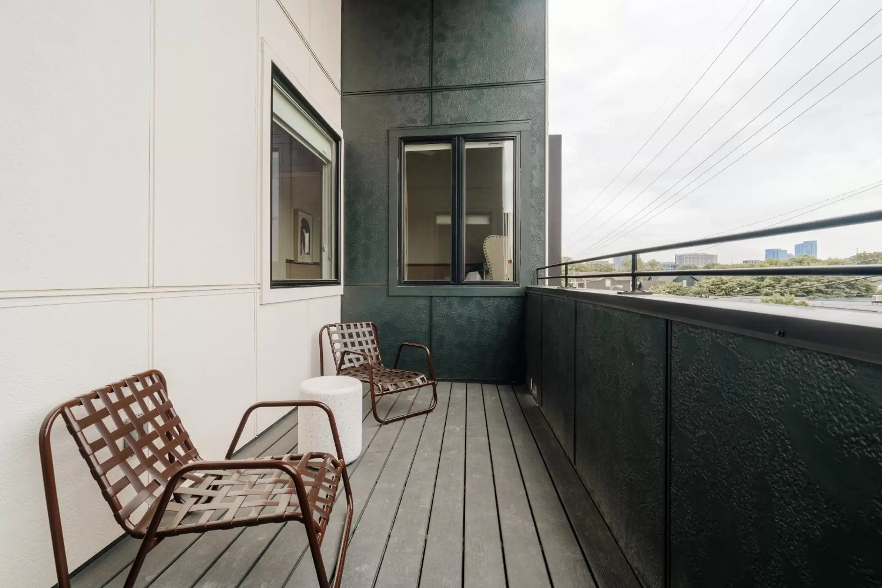 Living room, Balcony/Terrace in Sonder The Verse