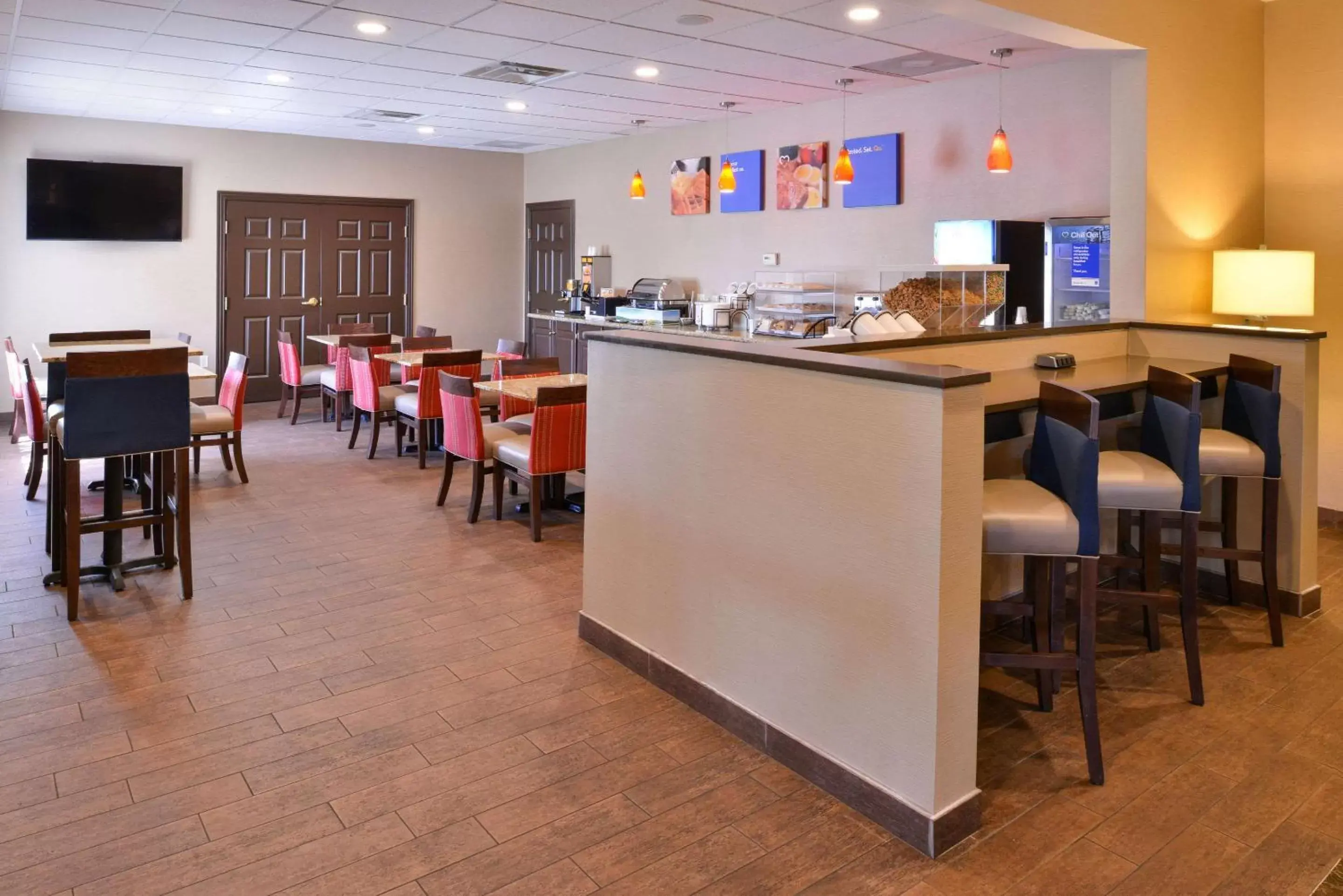 Restaurant/Places to Eat in Comfort Inn & Suites Fayetteville-University Area