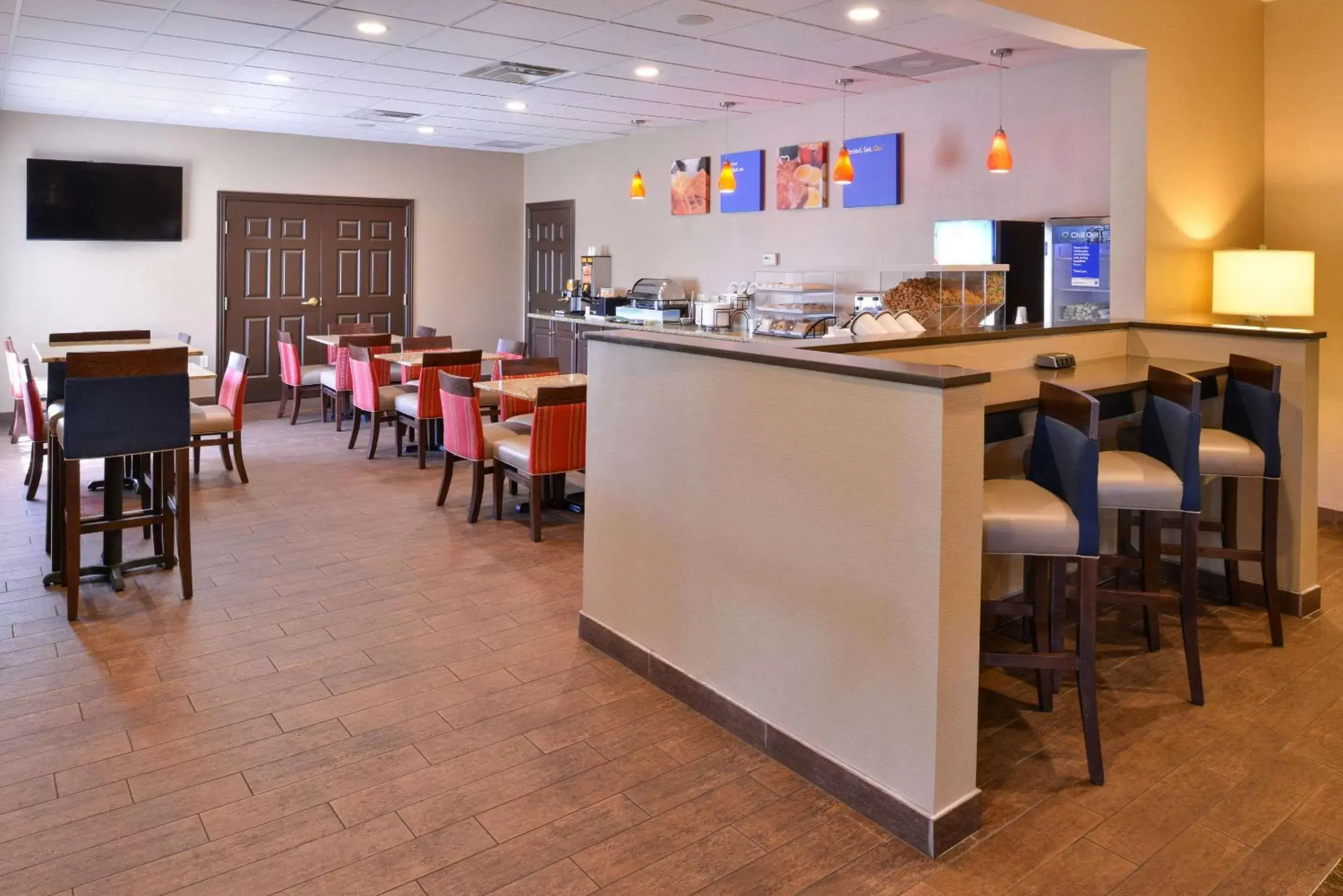 Restaurant/places to eat in Comfort Inn & Suites Fayetteville-University Area Restaurant/places to eat in Comfort Inn & Suites Fayetteville-University Area