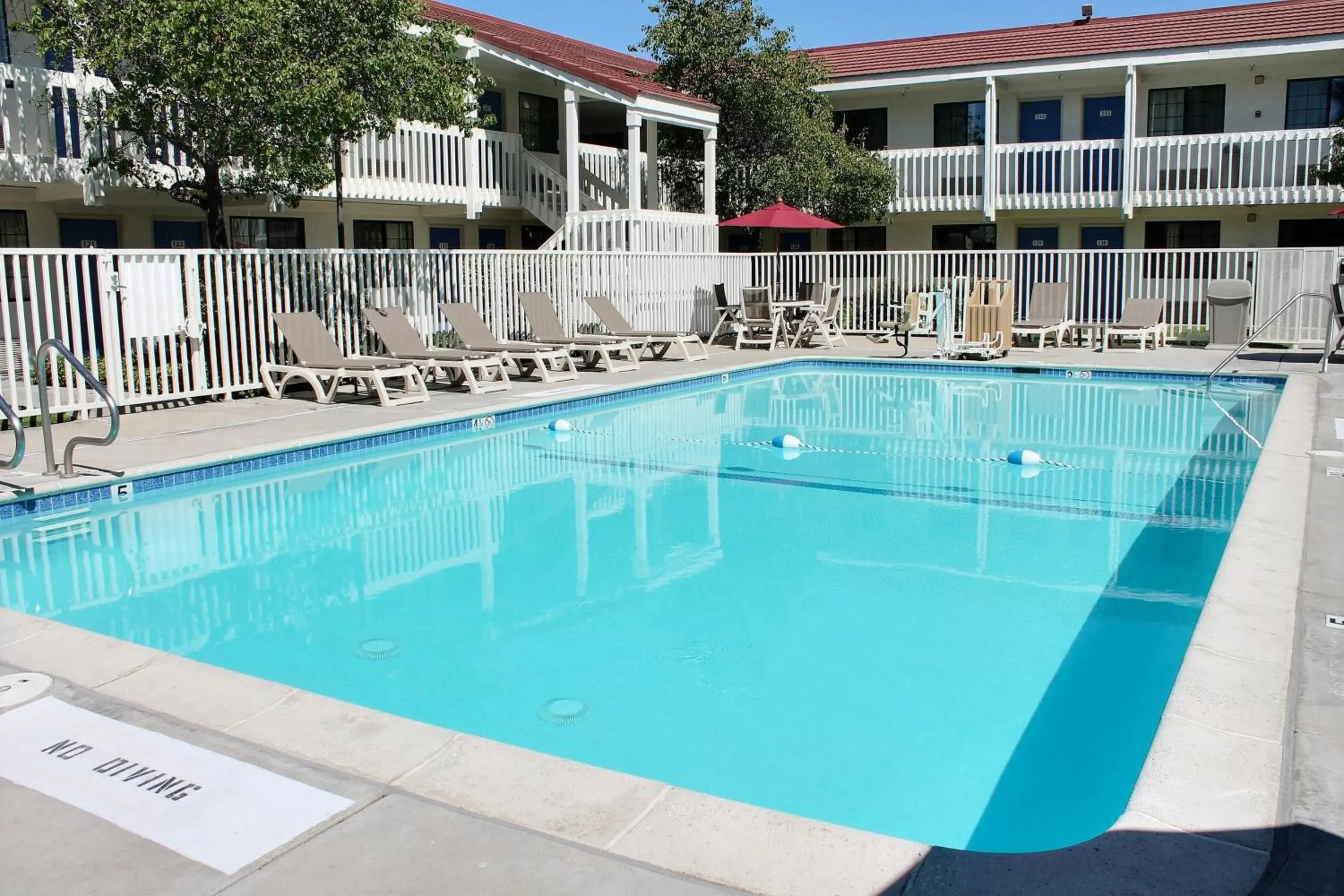 Facade/entrance, Swimming Pool in Motel 6-San Luis Obispo, CA - South