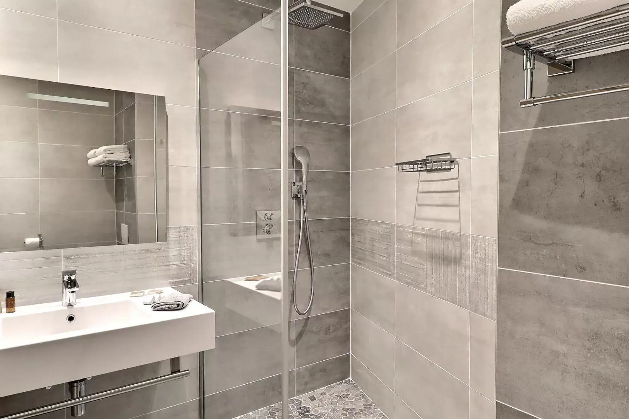 Shower, Bathroom in Grand Hôtel des Bains SPA