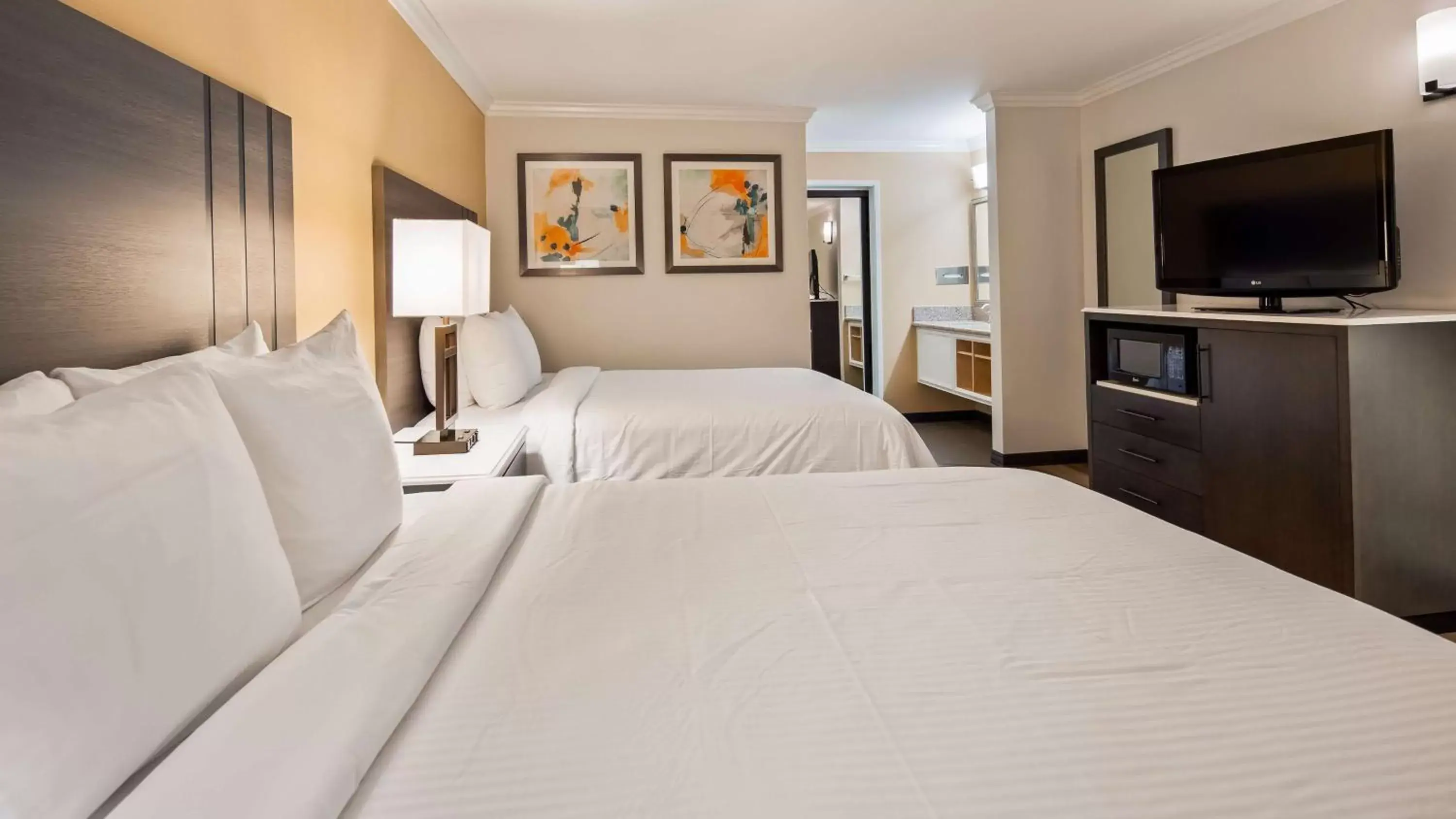 Photo of the whole room, Bed in Best Western Plus Orange County Airport North