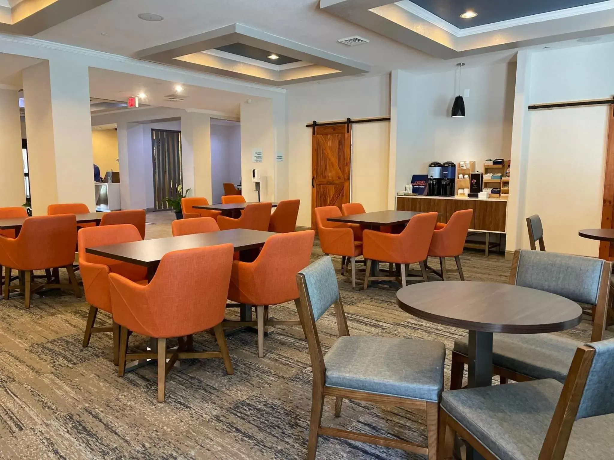 Breakfast, Restaurant/Places to Eat in Holiday Inn Express and Suites Montgomery, an IHG Hotel