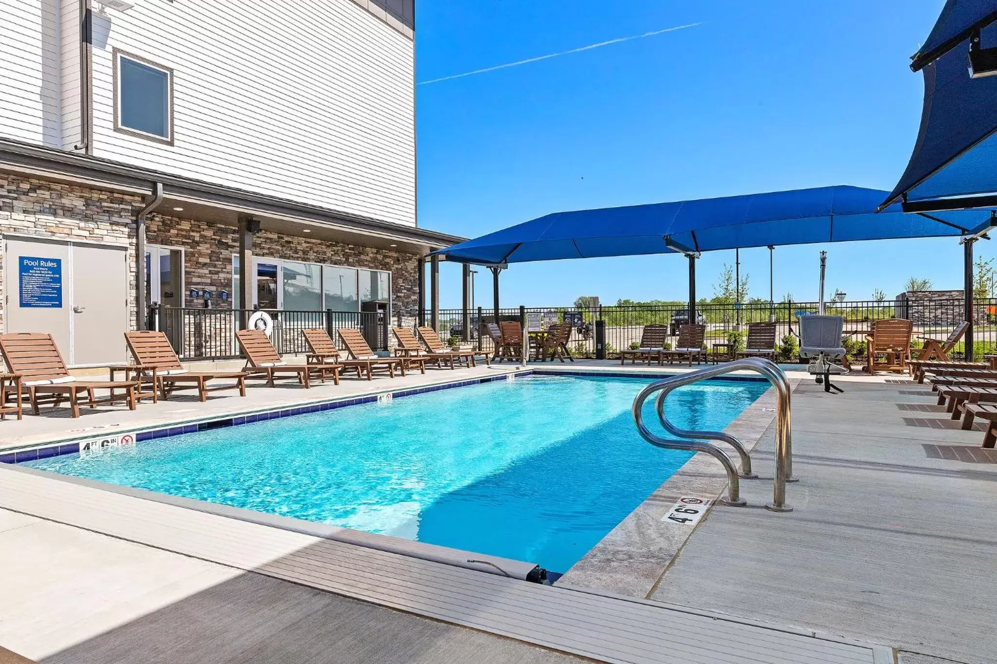 Swimming Pool in Holiday Inn Express Kansas City North Parkville, an IHG Hotel
