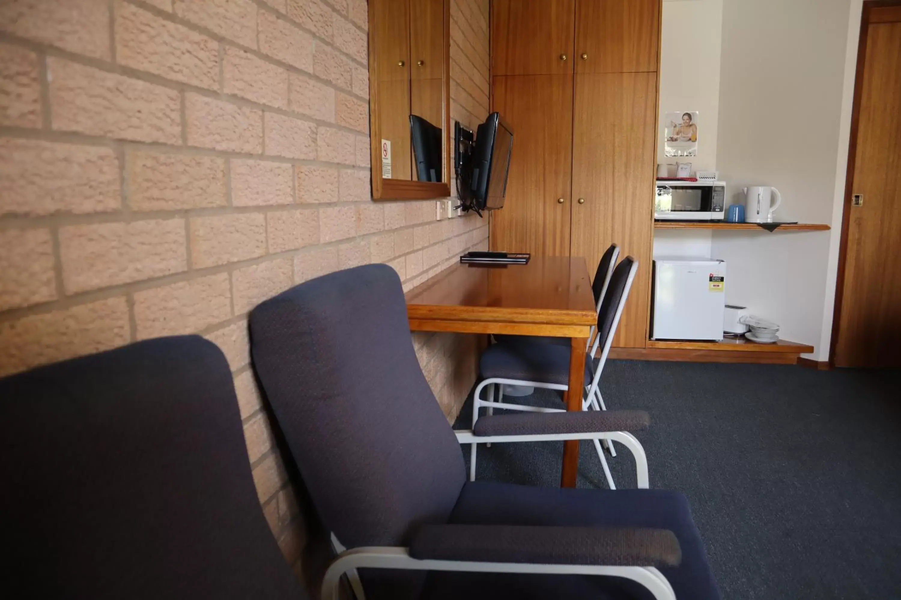 Seating Area in Golden Chain Aalana Motor Inn