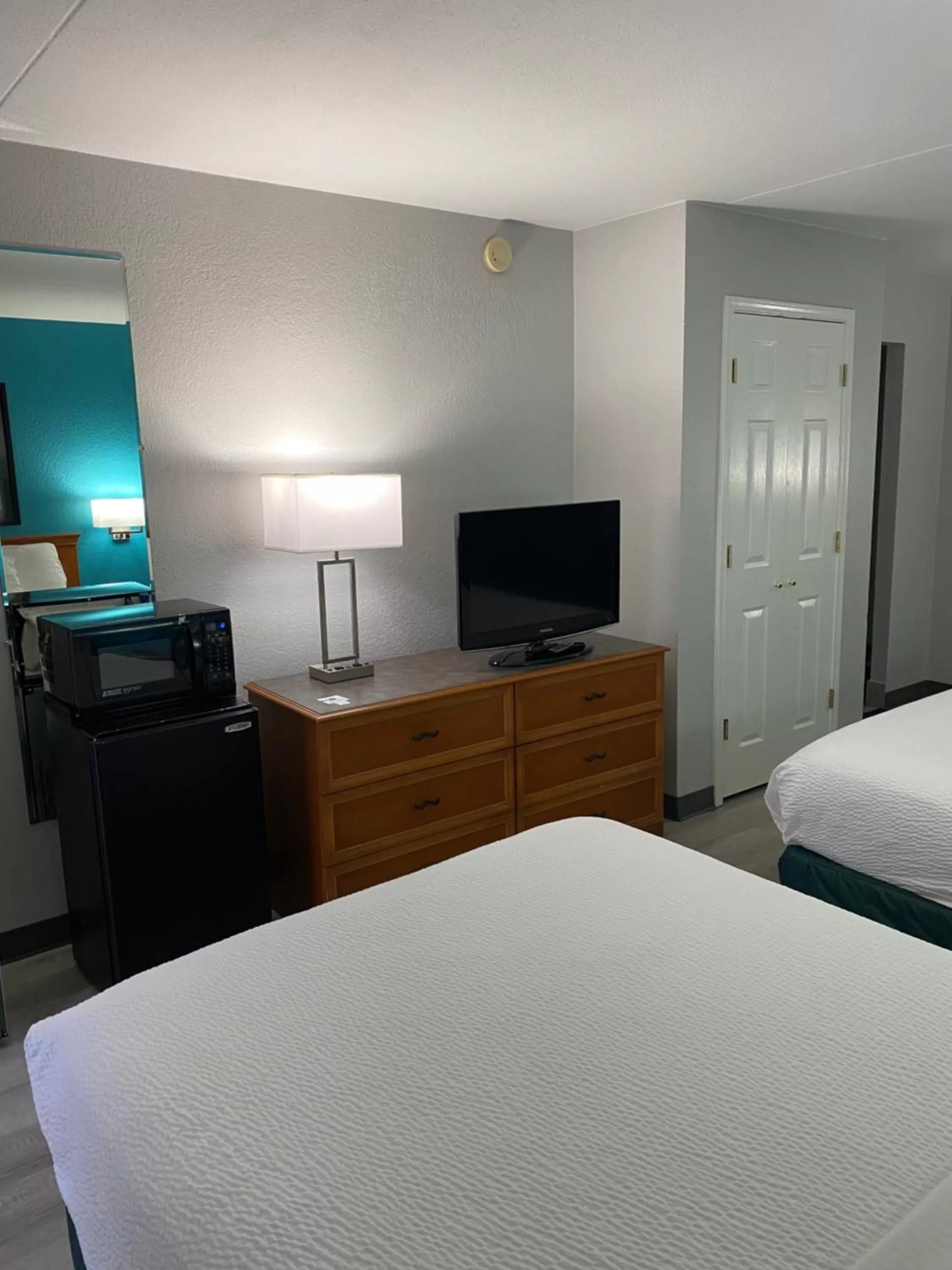 TV and multimedia, Bed in La Quinta Inn by Wyndham Tyler